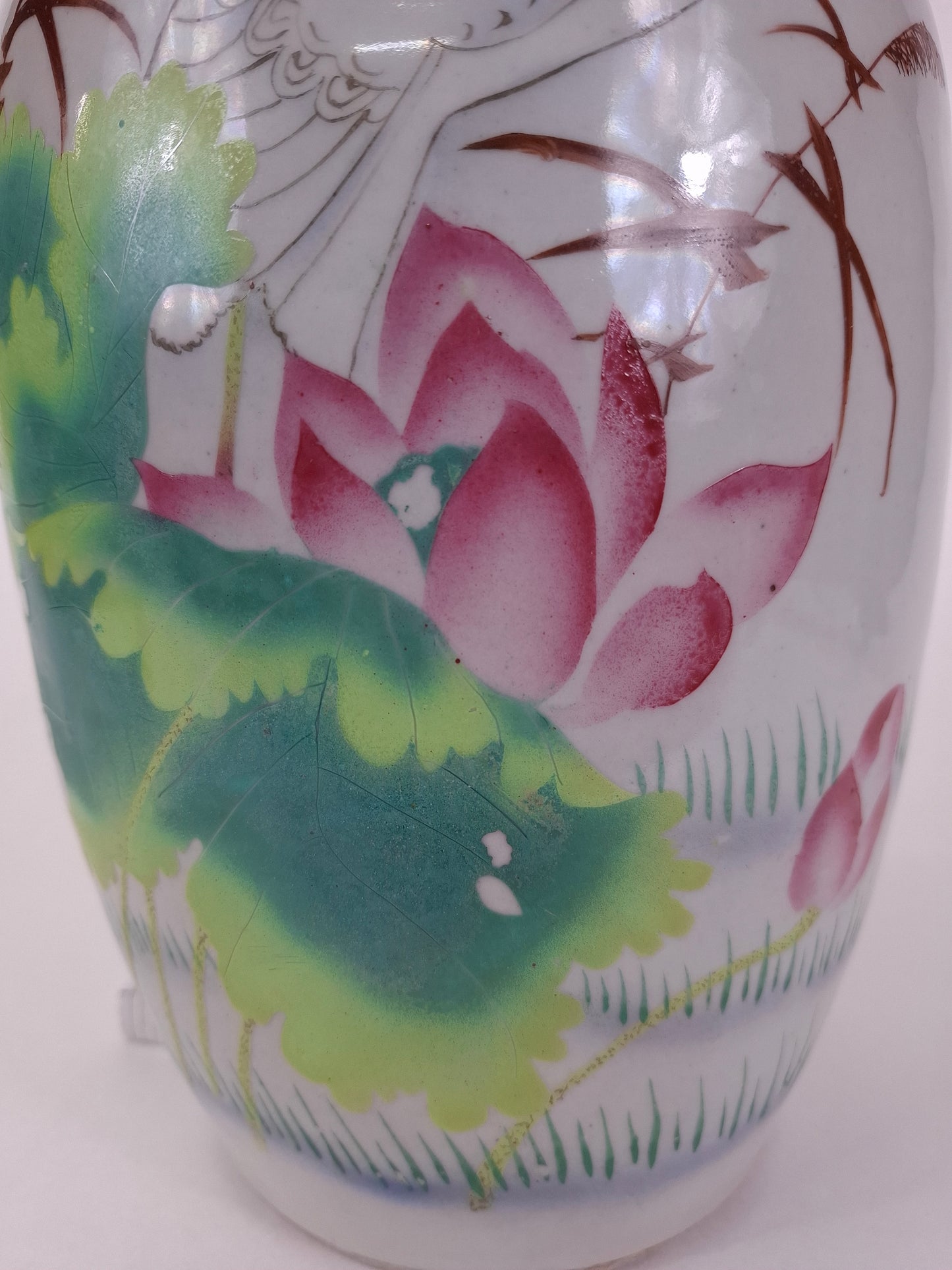 Antique Chinese vase decorated with lotus and bird // Republic period (1912-1949)
