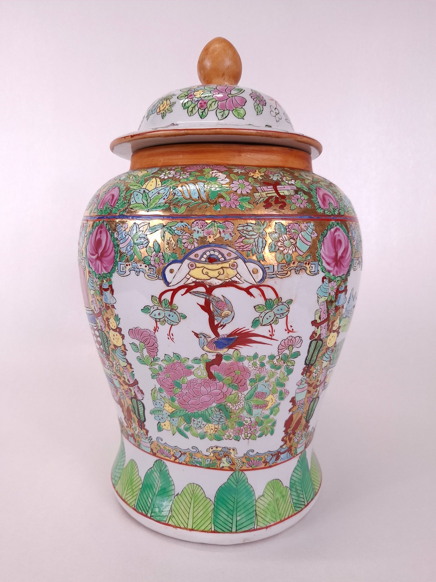 Chinese famille rose temple vase decorated with figures and flowers // 20th century