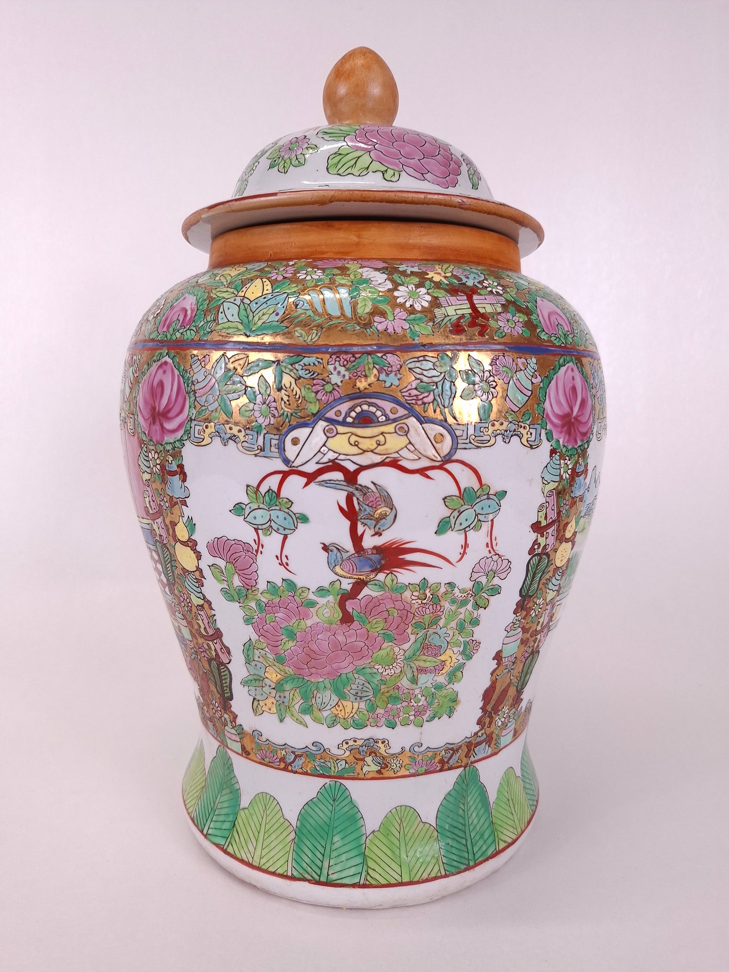 Chinese famille rose temple vase decorated with figures and flowers // 20th century