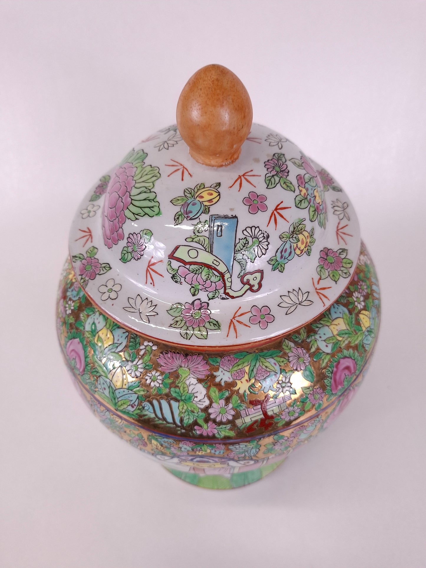 Chinese famille rose temple vase decorated with figures and flowers // 20th century