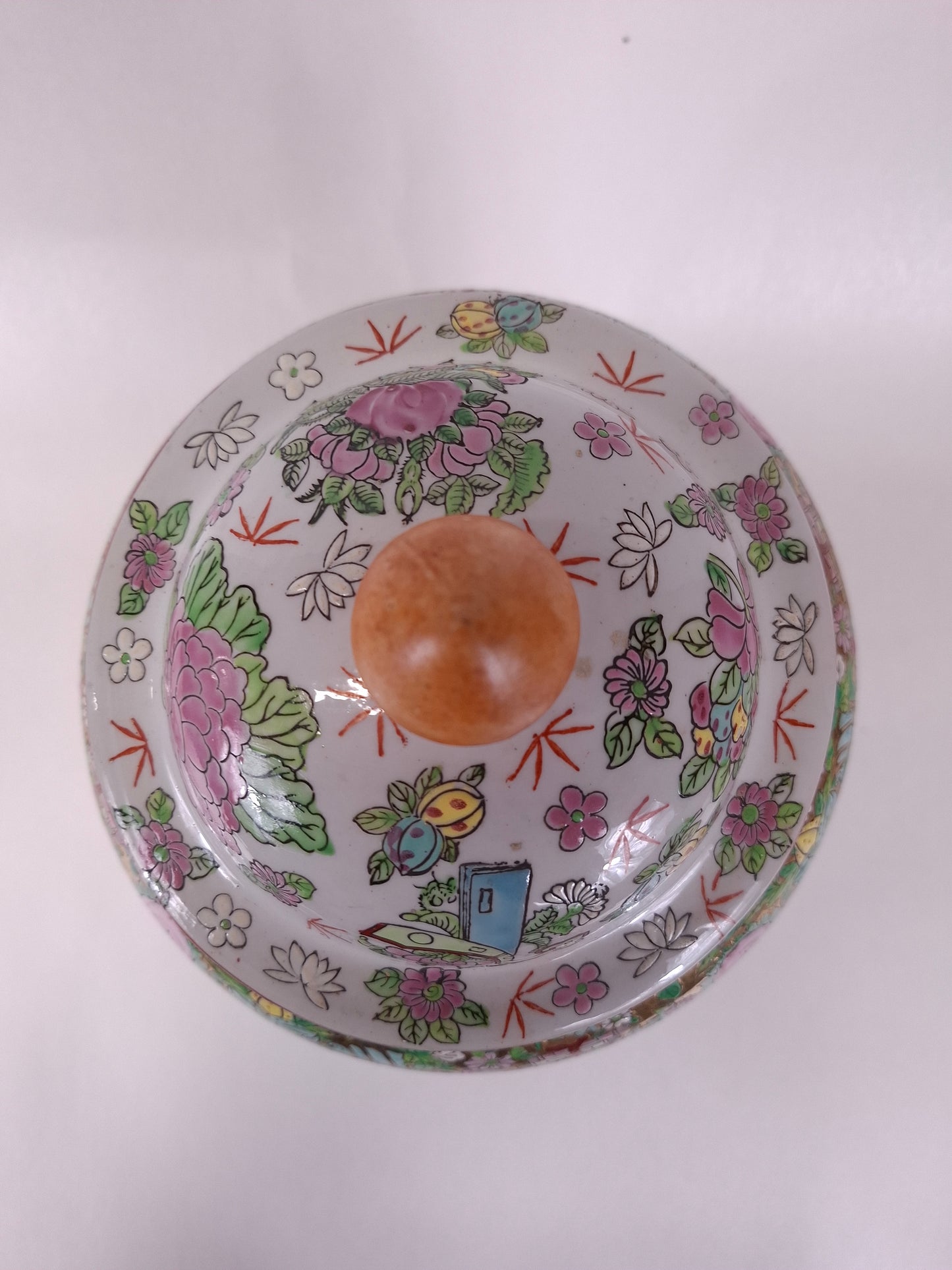 Chinese famille rose temple vase decorated with figures and flowers // 20th century