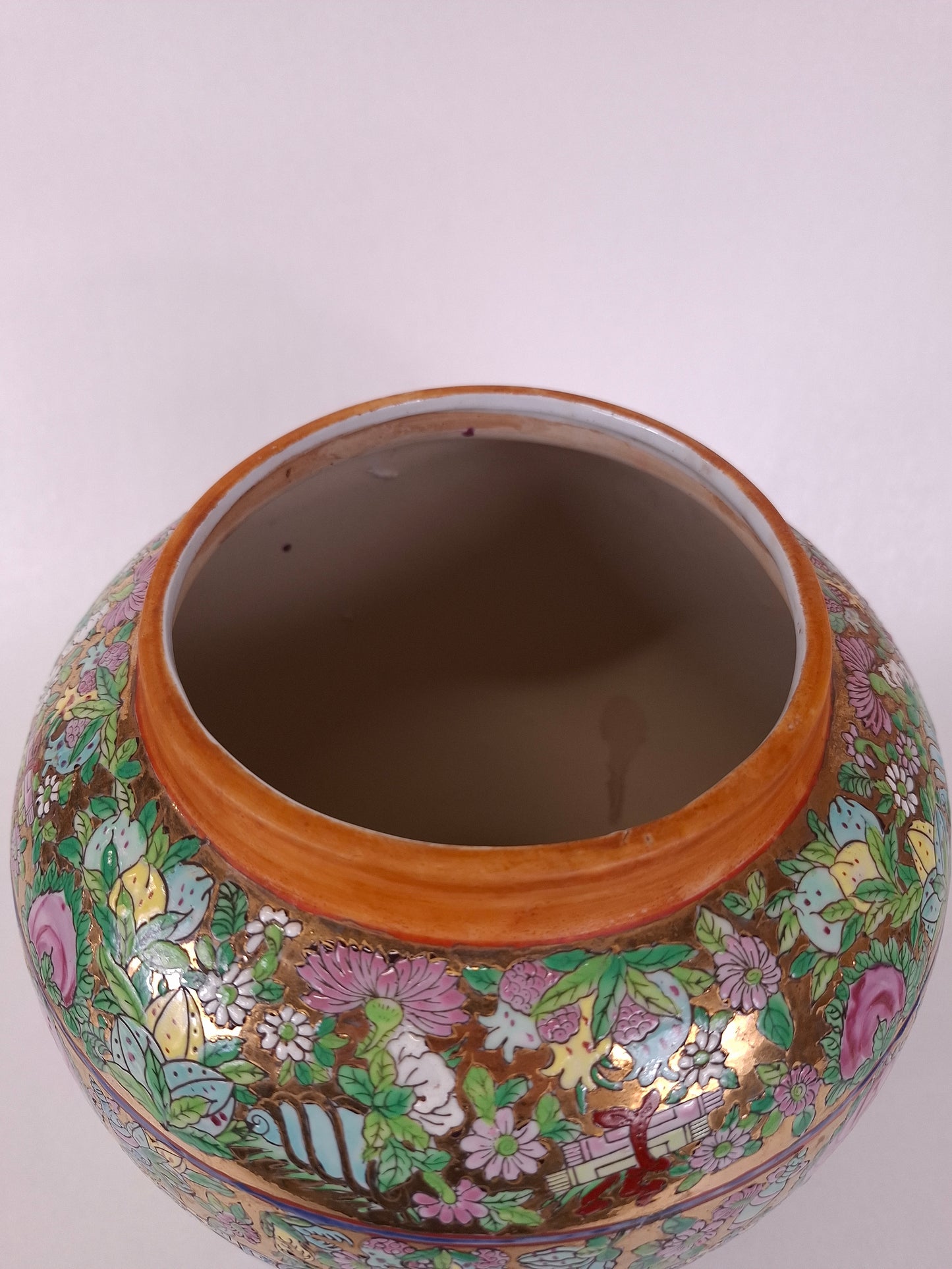 Chinese famille rose temple vase decorated with figures and flowers // 20th century