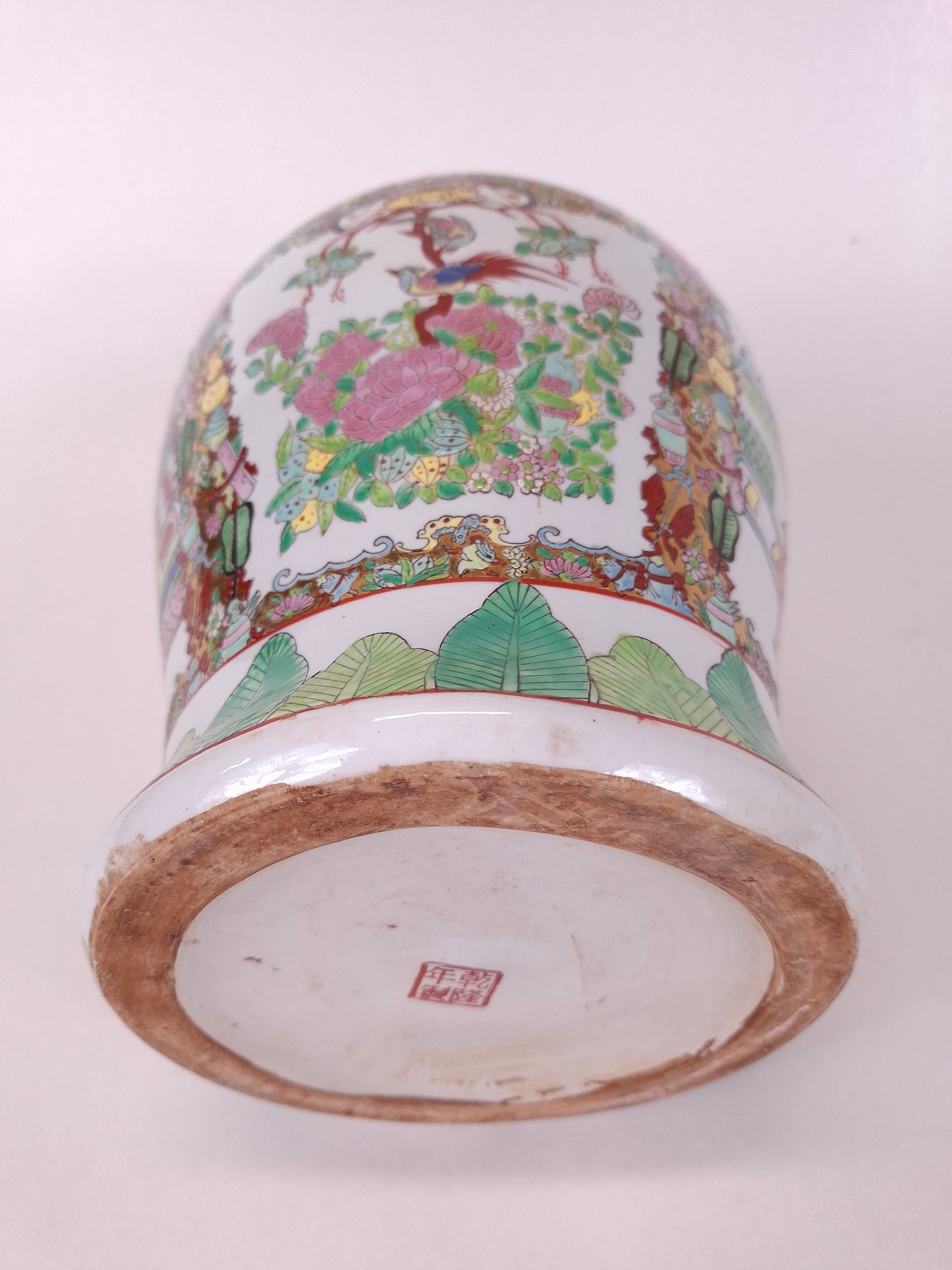 Chinese famille rose temple vase decorated with figures and flowers // 20th century