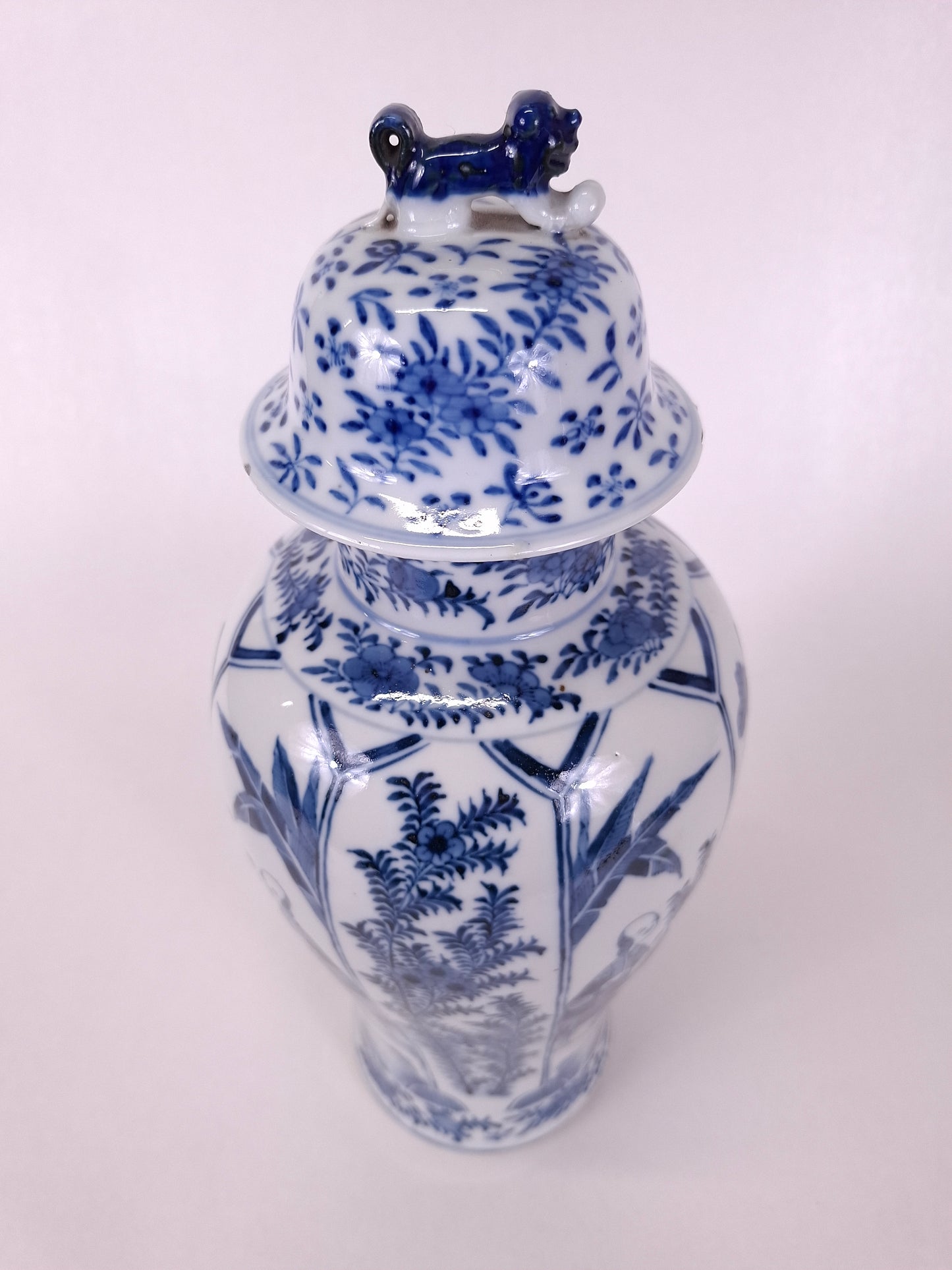 大型珍稀中式带盖花瓶，饰有“长伊丽莎白”纹饰 // 清朝 - 康熙复兴 - 光绪 - 19世纪