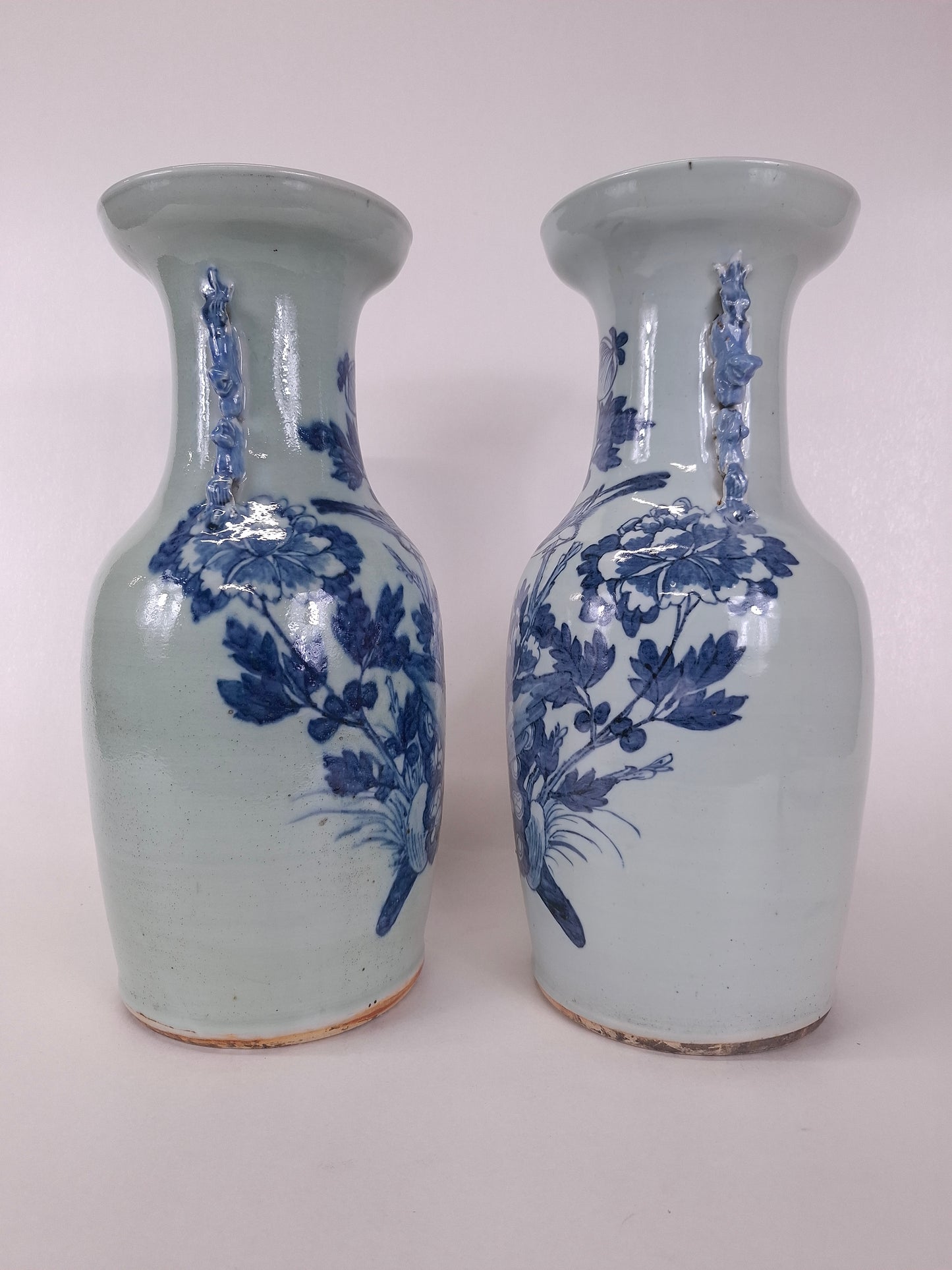 一套2个青釉古董花瓶，饰有鸟和花卉图案 // 清朝 - 19世纪