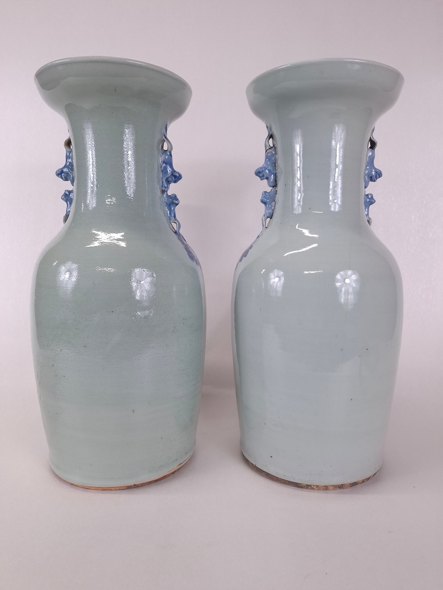 一套2个青釉古董花瓶，饰有鸟和花卉图案 // 清朝 - 19世纪