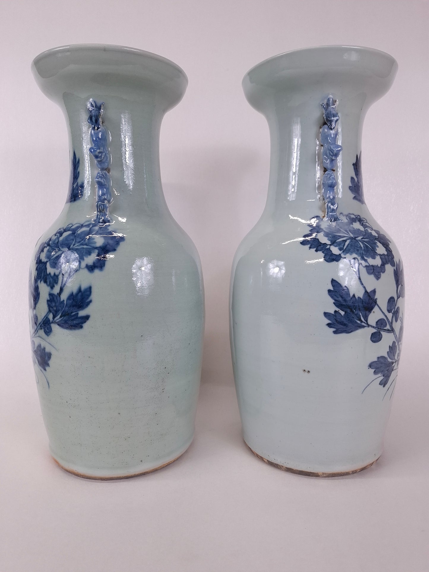 一套2个青釉古董花瓶，饰有鸟和花卉图案 // 清朝 - 19世纪