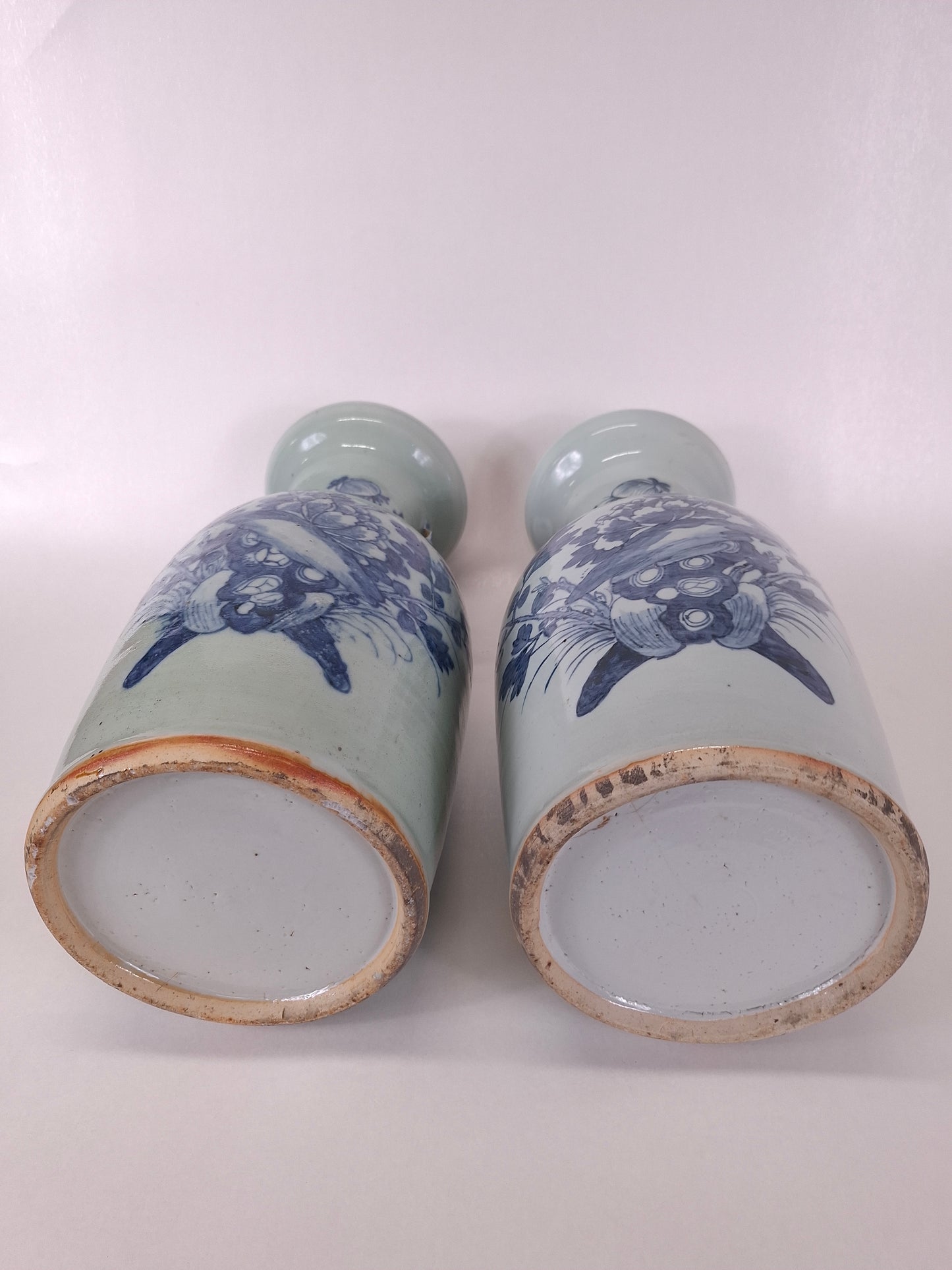 一套2个青釉古董花瓶，饰有鸟和花卉图案 // 清朝 - 19世纪