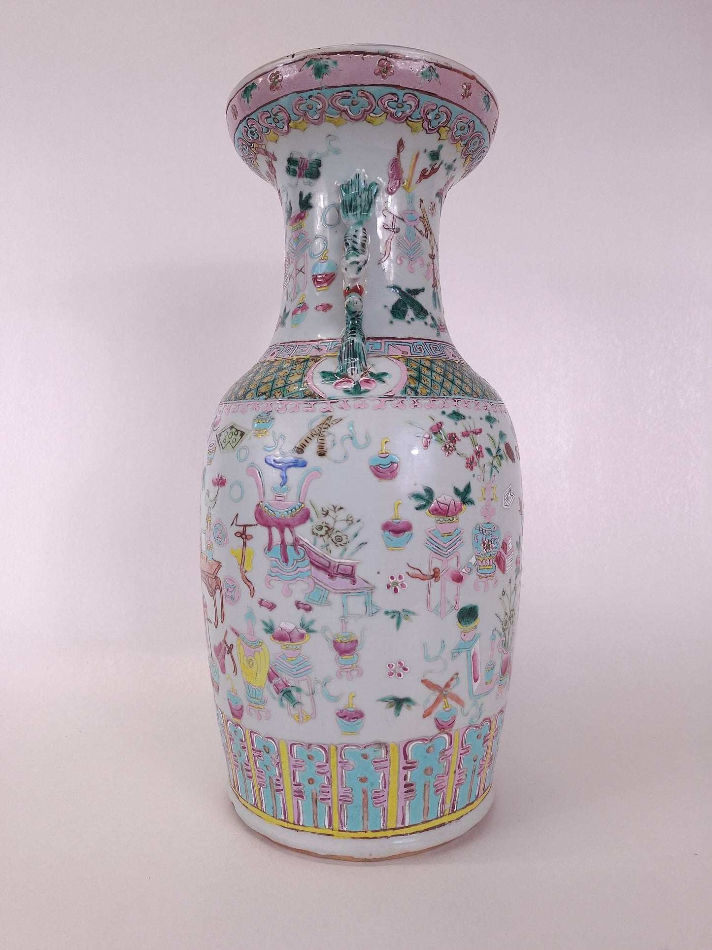 Antique Chinese famille rose vase decorated with antiquities // Qing Dynasty - 19th century