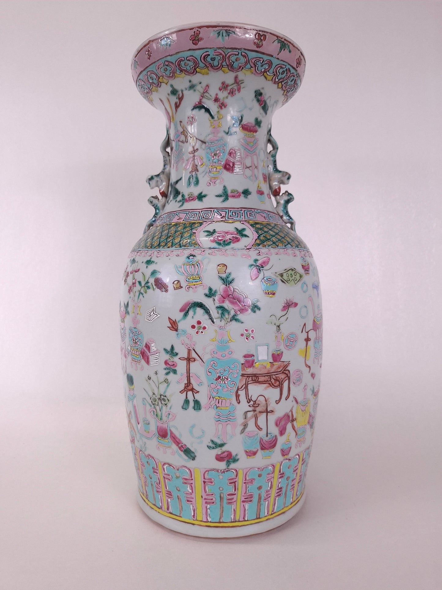 Antique Chinese famille rose vase decorated with antiquities // Qing Dynasty - 19th century