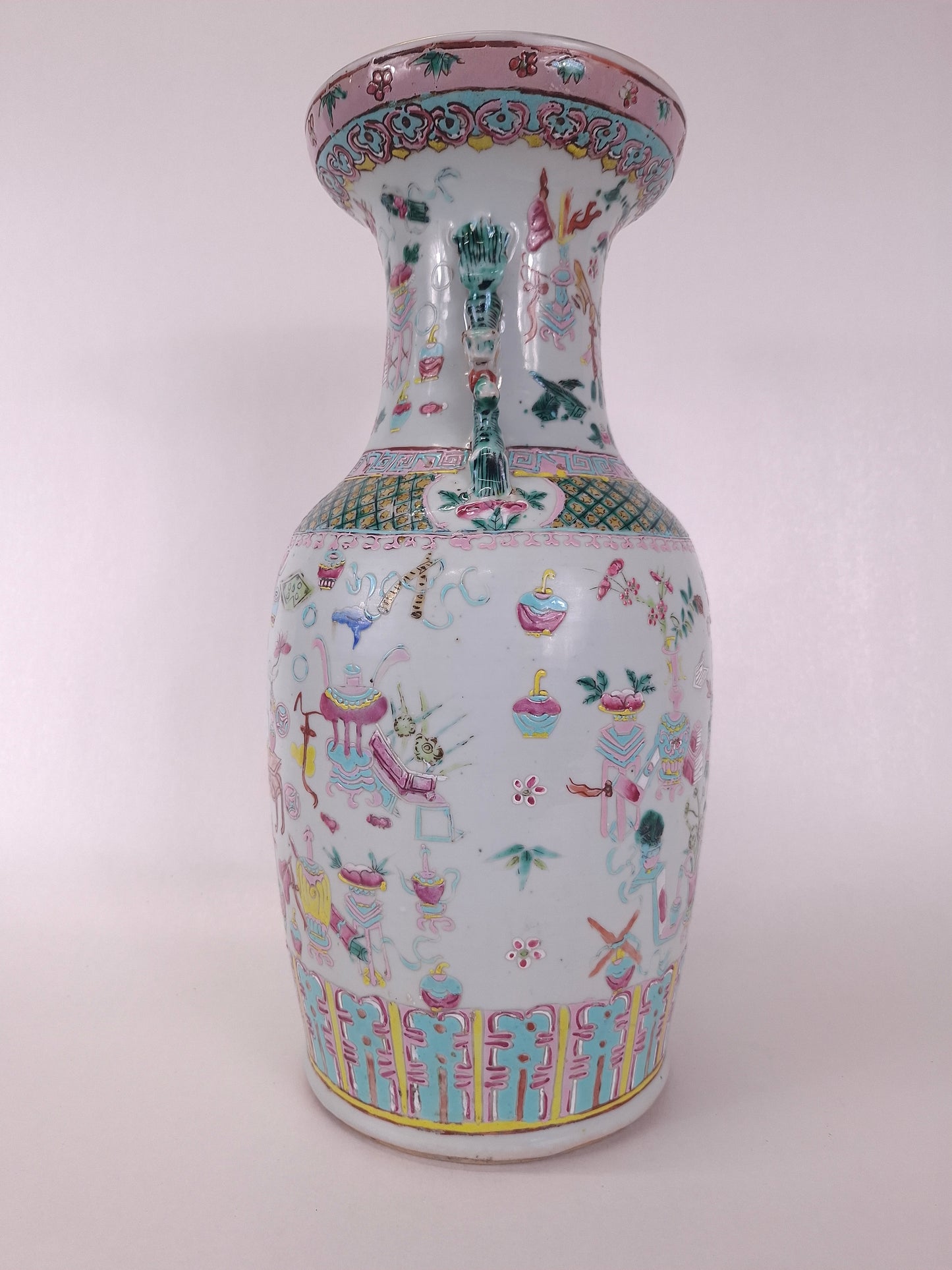 Antique Chinese famille rose vase decorated with antiquities // Qing Dynasty - 19th century