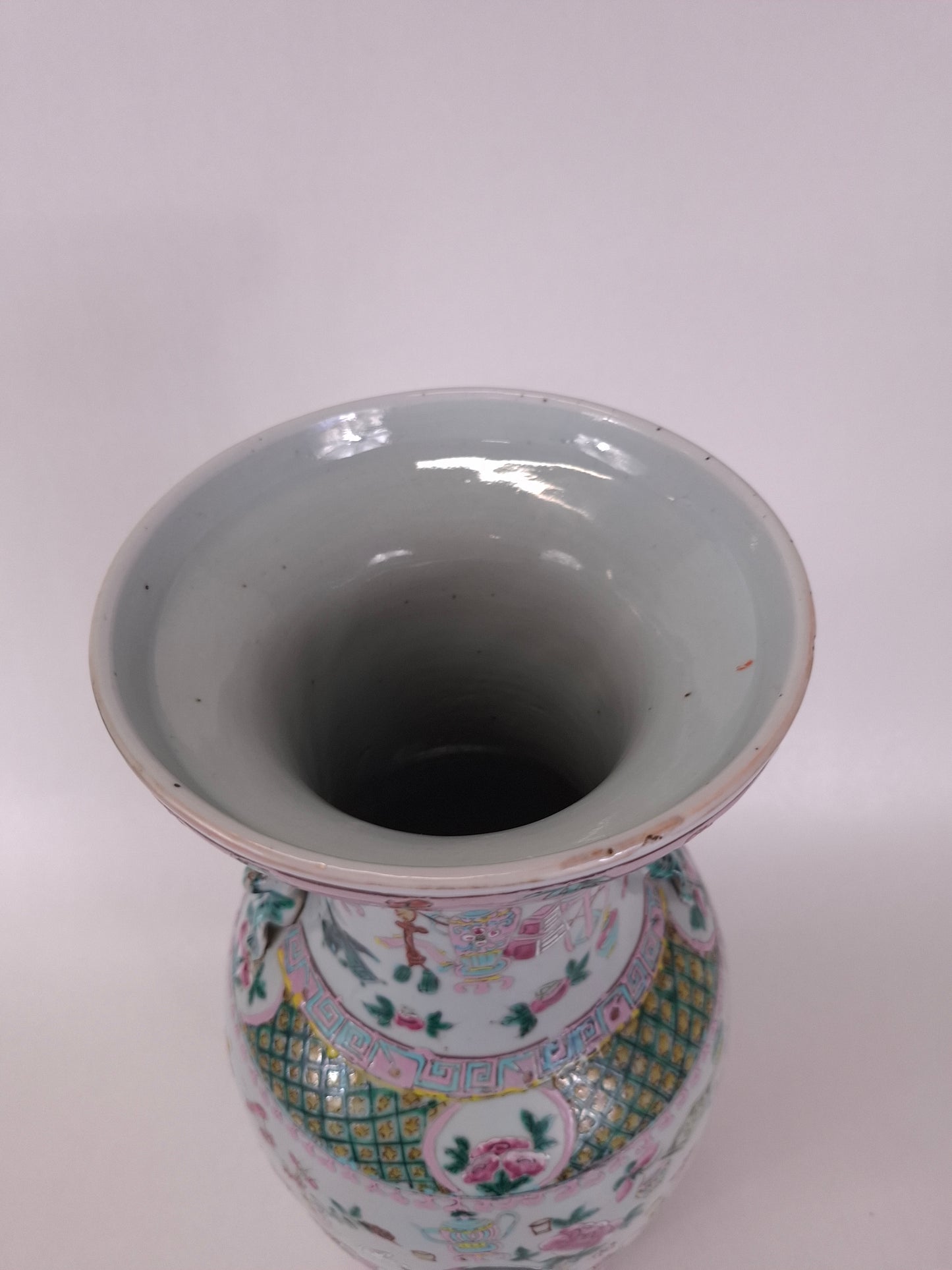 Antique Chinese famille rose vase decorated with antiquities // Qing Dynasty - 19th century