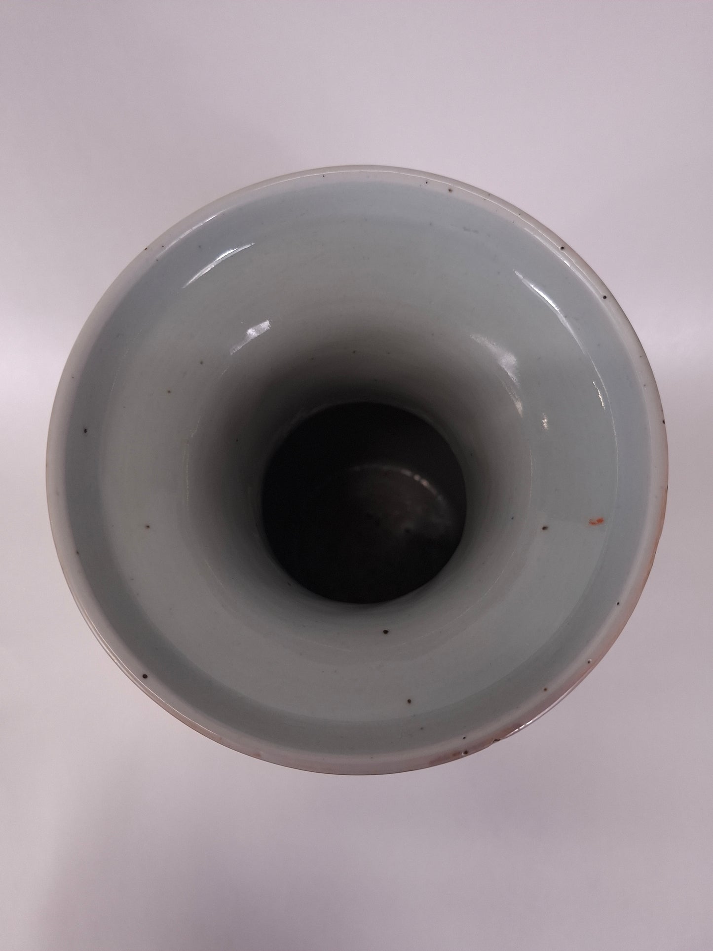 Antique Chinese famille rose vase decorated with antiquities // Qing Dynasty - 19th century