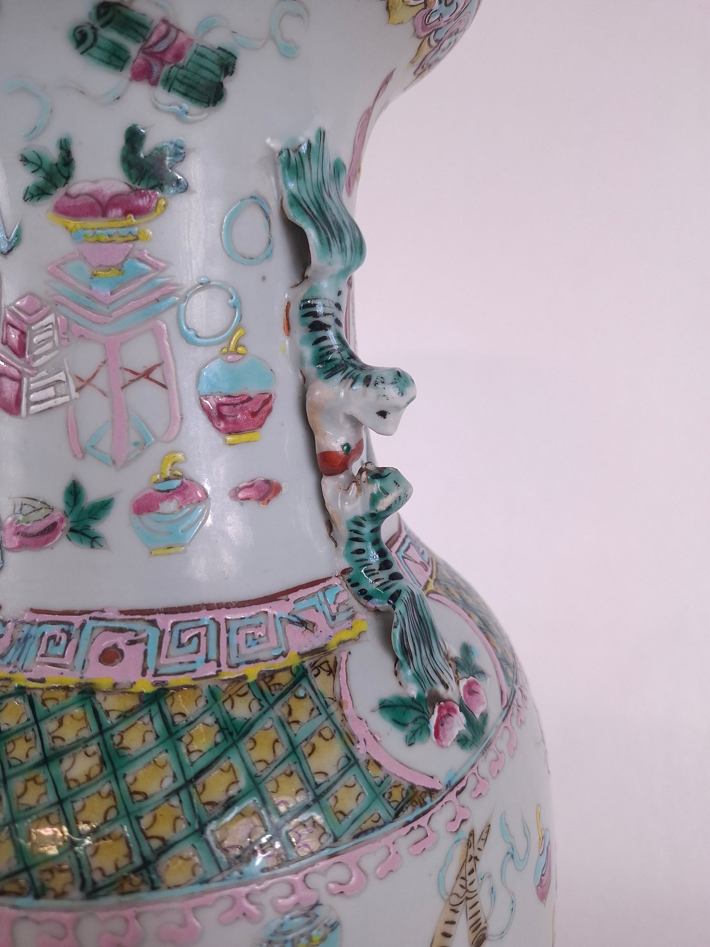 Antique Chinese famille rose vase decorated with antiquities // Qing Dynasty - 19th century