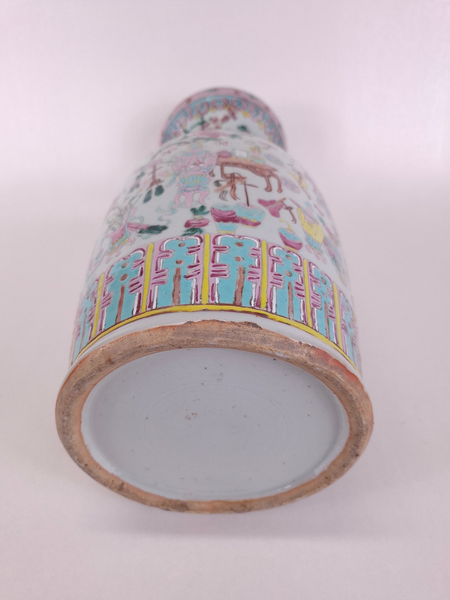 Antique Chinese famille rose vase decorated with antiquities // Qing Dynasty - 19th century