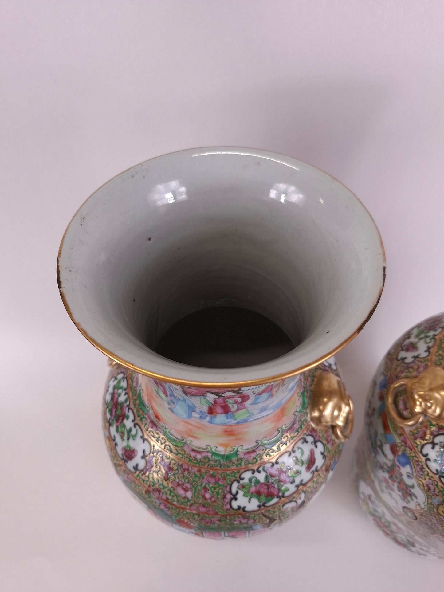 Pair of antique Chinese canton rose medallion vases // Qing Dynasty - 19th century