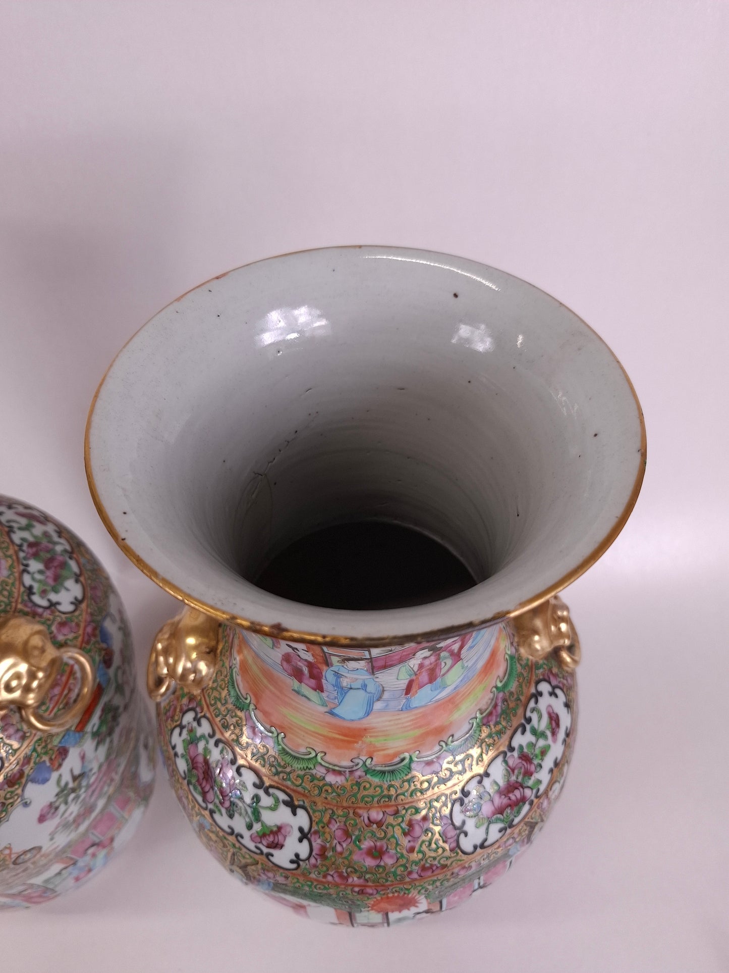 Pair of antique Chinese canton rose medallion vases // Qing Dynasty - 19th century