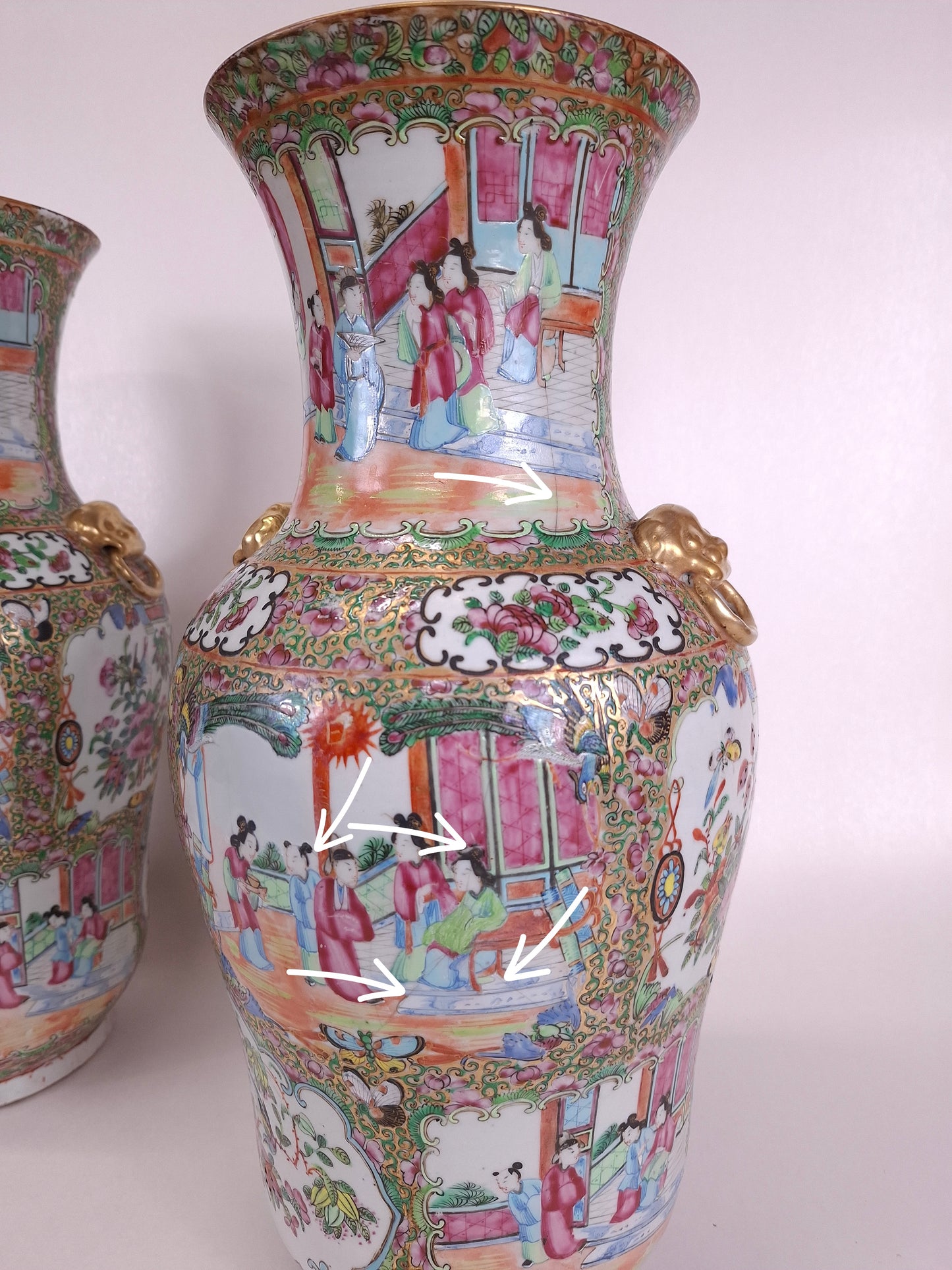 Pair of antique Chinese canton rose medallion vases // Qing Dynasty - 19th century