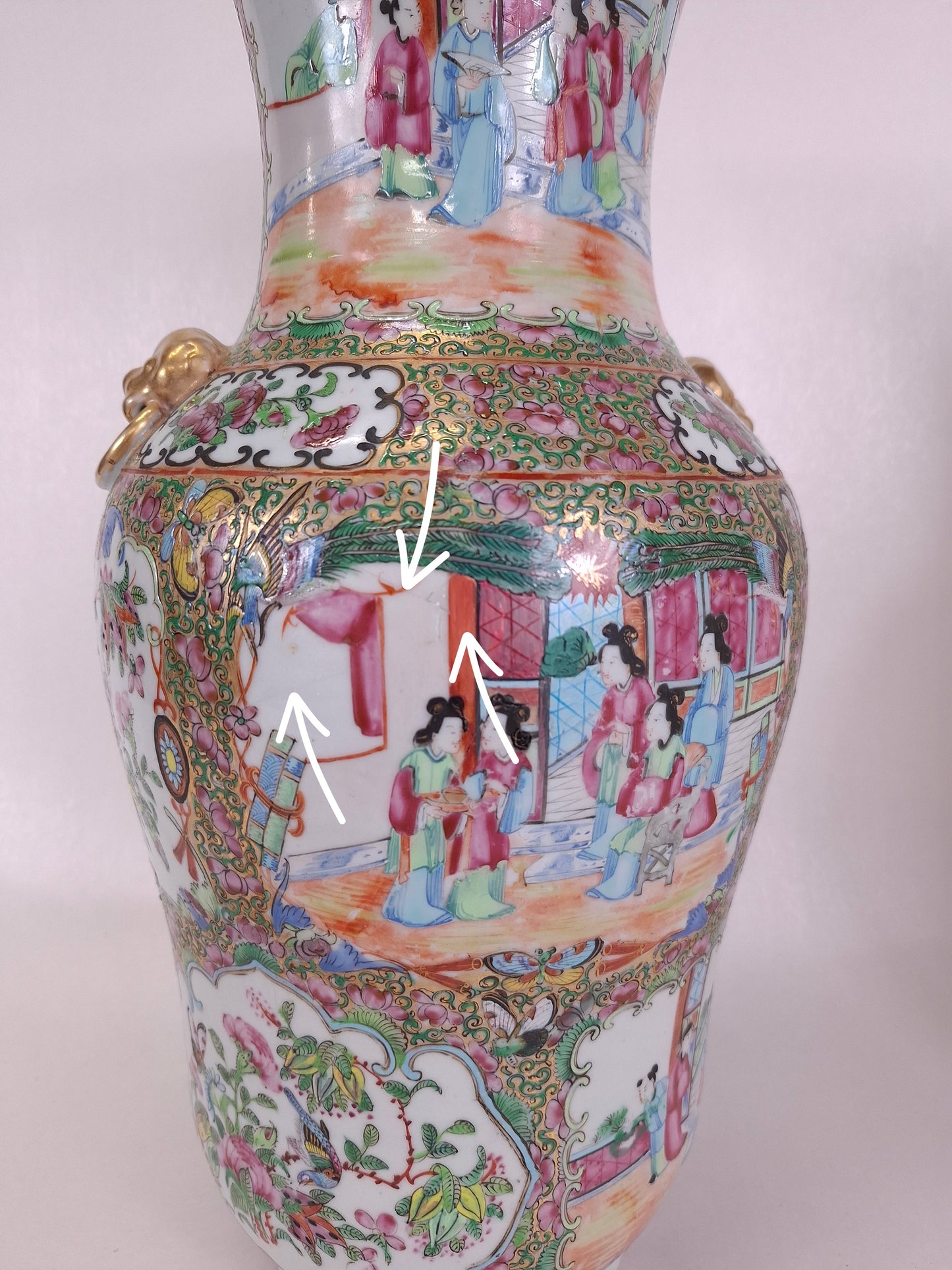 Pair of antique Chinese canton rose medallion vases // Qing Dynasty - 19th century