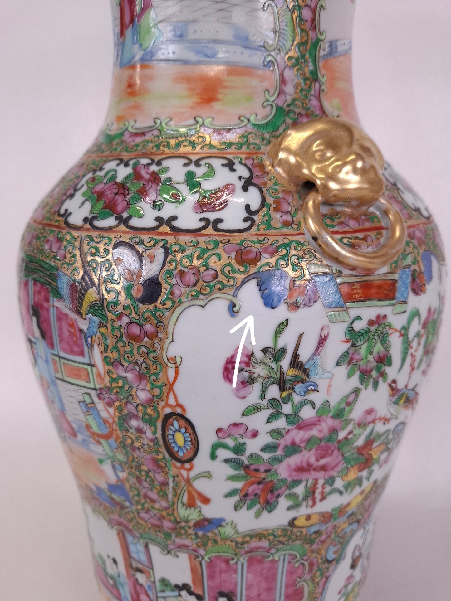 Pair of antique Chinese canton rose medallion vases // Qing Dynasty - 19th century