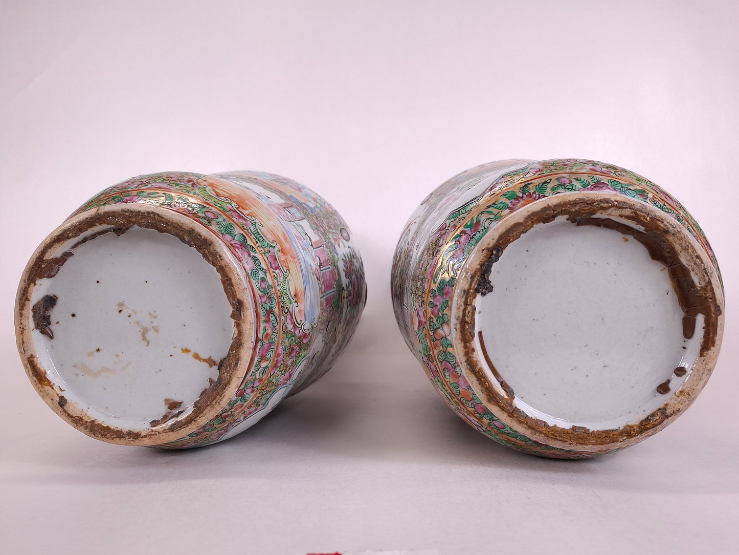 Pair of antique Chinese canton rose medallion vases // Qing Dynasty - 19th century