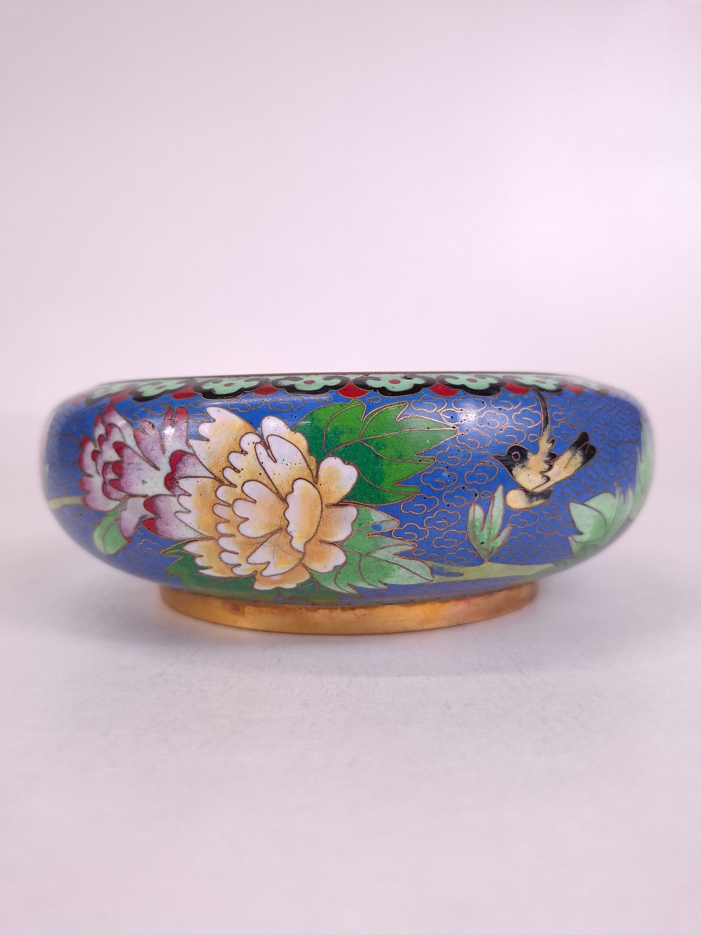 Brûle-parfum chinois en cloisonné, décoré de fleurs et d'un papillon // XXe siècle