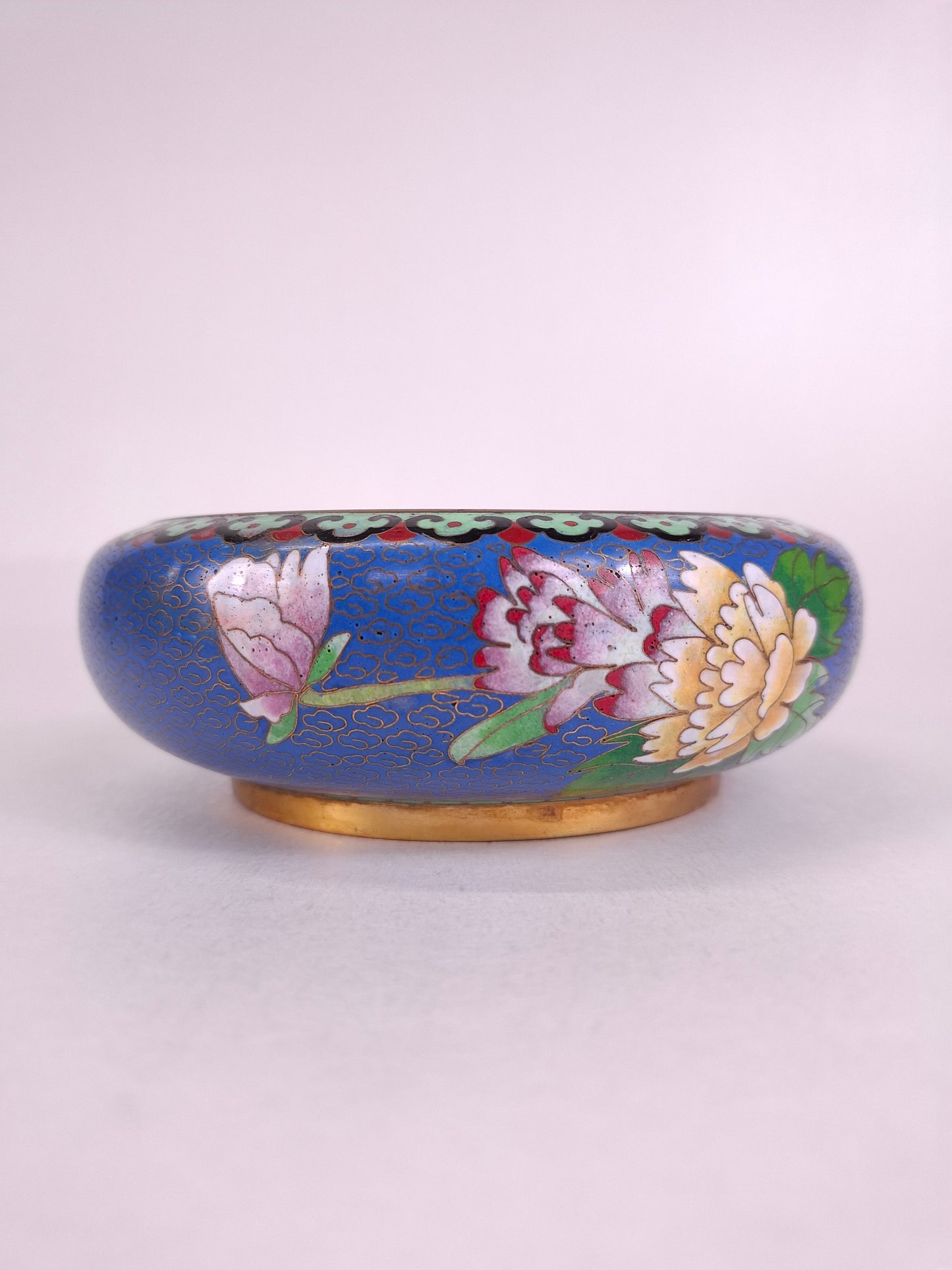 Brûle-parfum chinois en cloisonné, décoré de fleurs et d'un papillon // XXe siècle