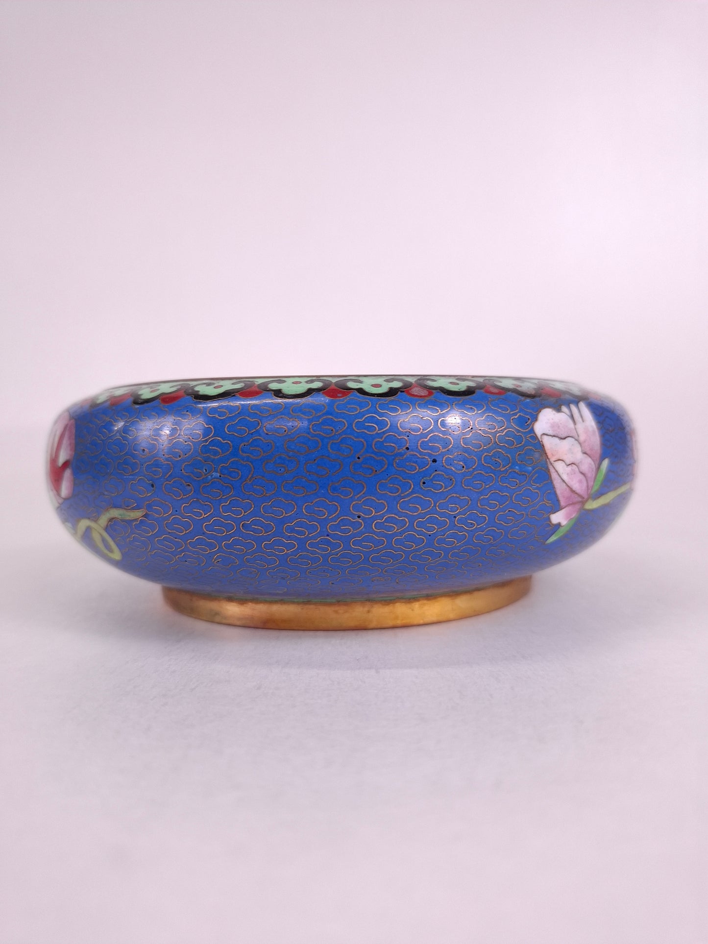 Brûle-parfum chinois en cloisonné, décoré de fleurs et d'un papillon // XXe siècle