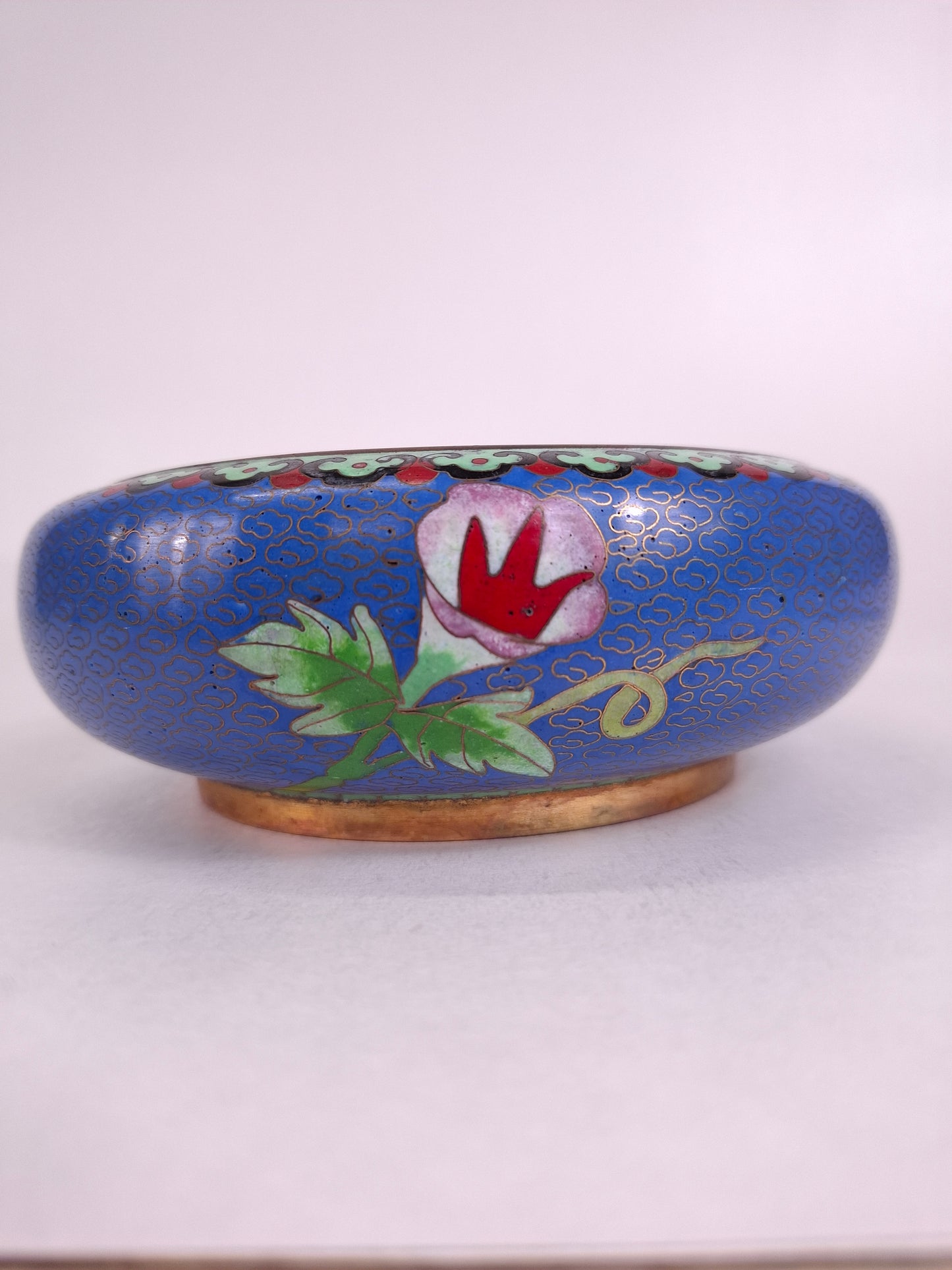 Brûle-parfum chinois en cloisonné, décoré de fleurs et d'un papillon // XXe siècle