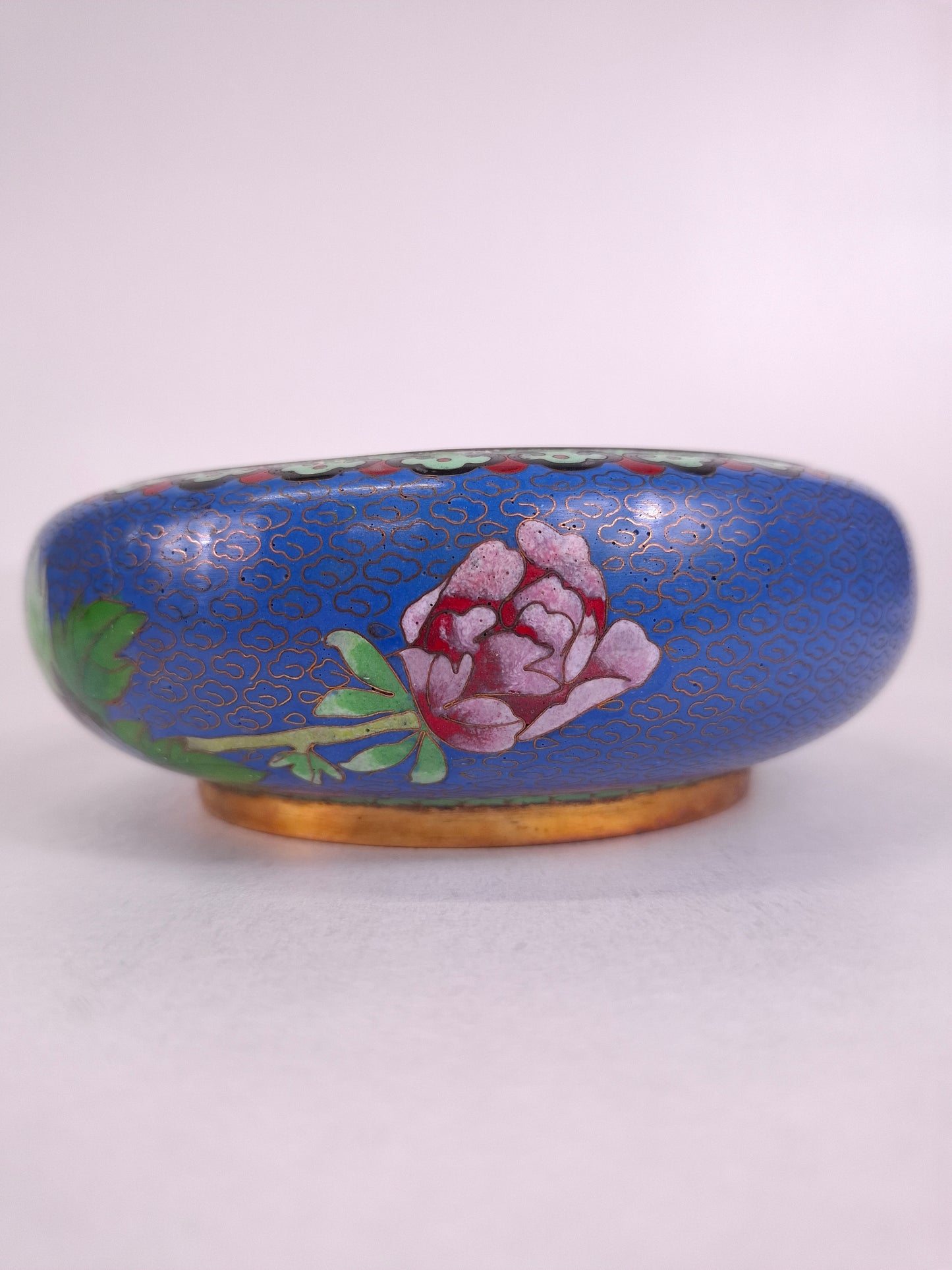Brûle-parfum chinois en cloisonné, décoré de fleurs et d'un papillon // XXe siècle