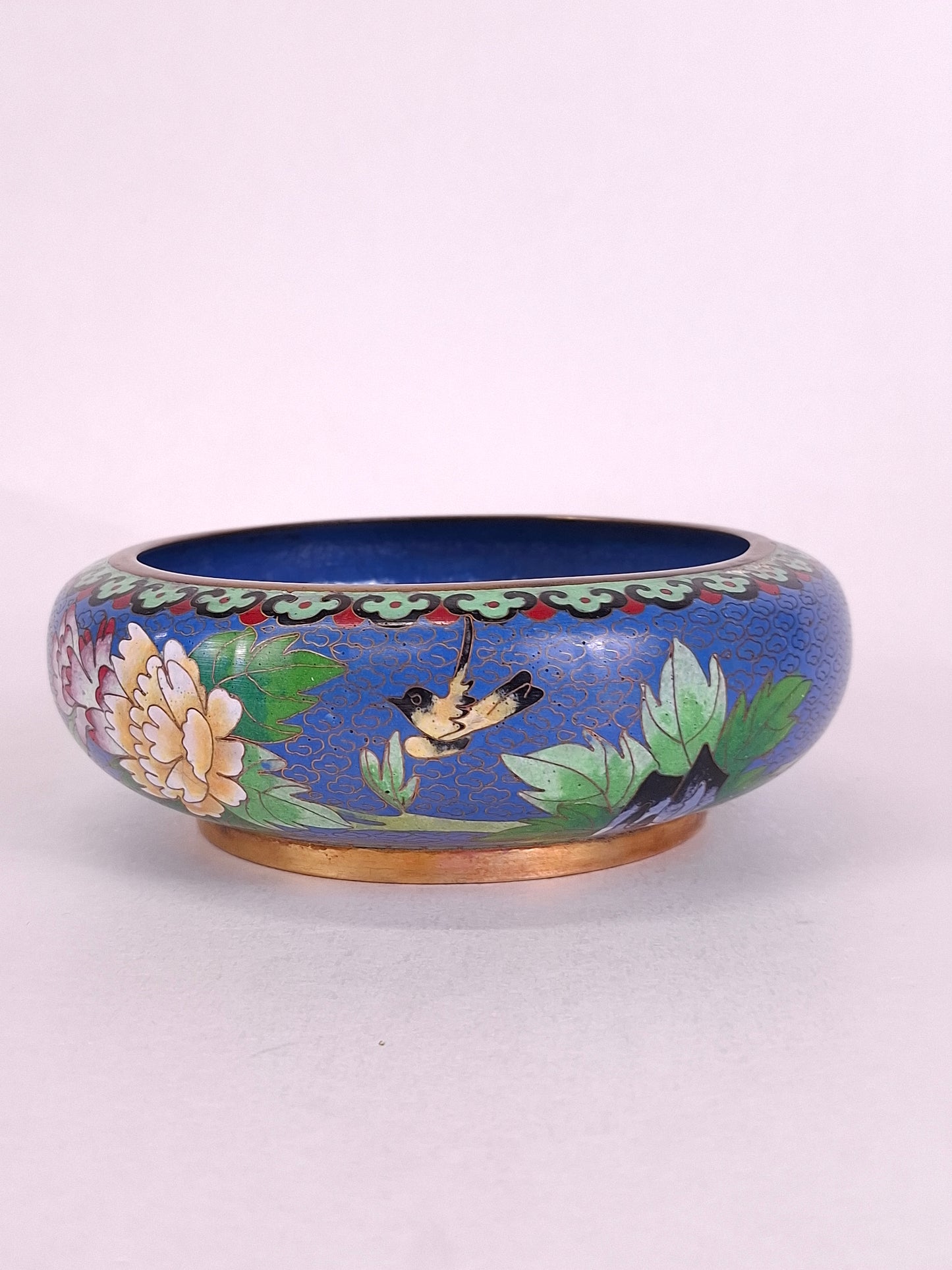 Brûle-parfum chinois en cloisonné, décoré de fleurs et d'un papillon // XXe siècle