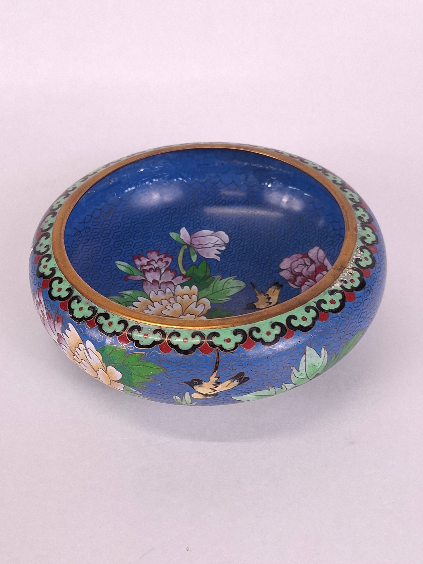 Brûle-parfum chinois en cloisonné, décoré de fleurs et d'un papillon // XXe siècle