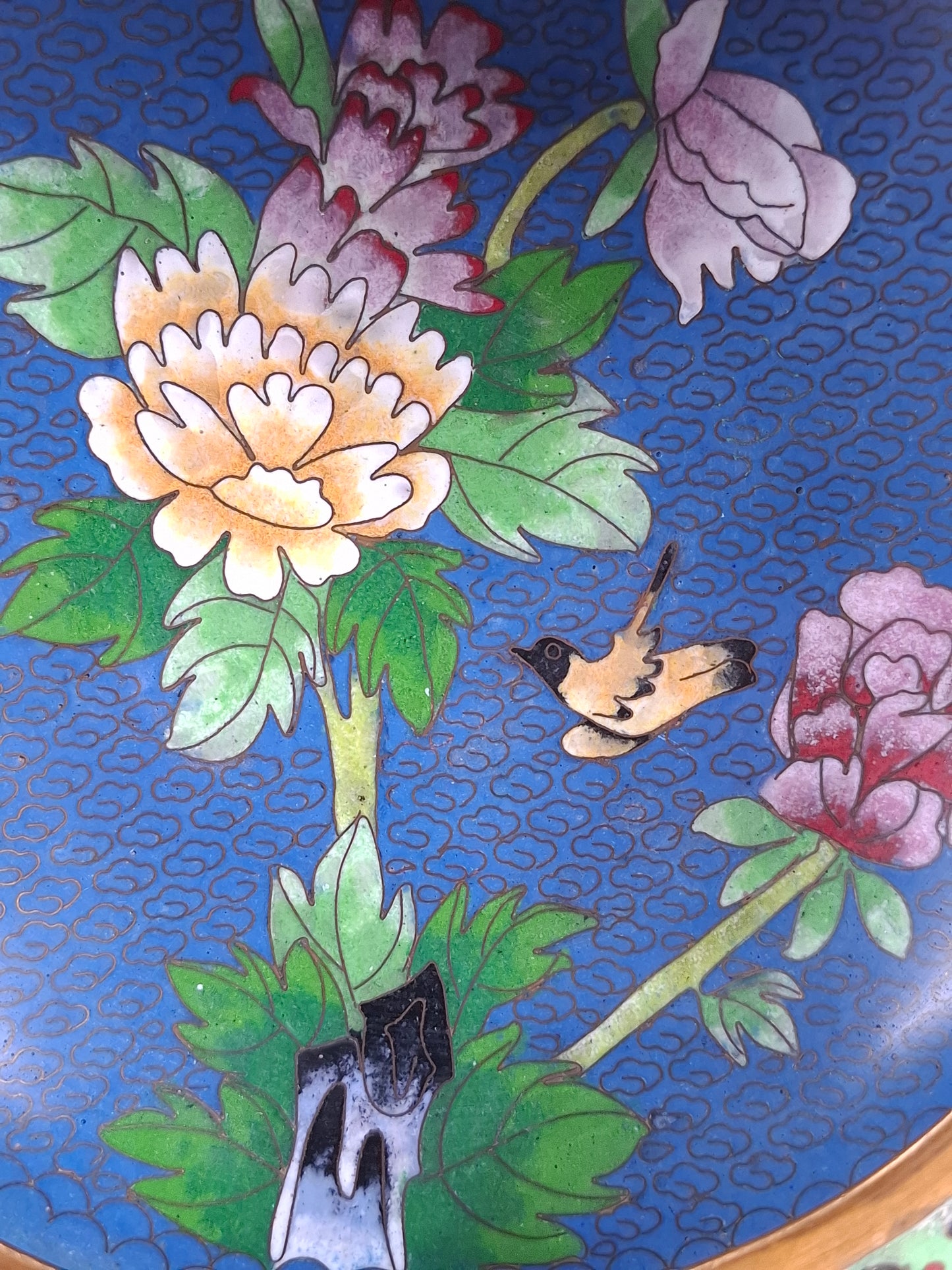 Brûle-parfum chinois en cloisonné, décoré de fleurs et d'un papillon // XXe siècle