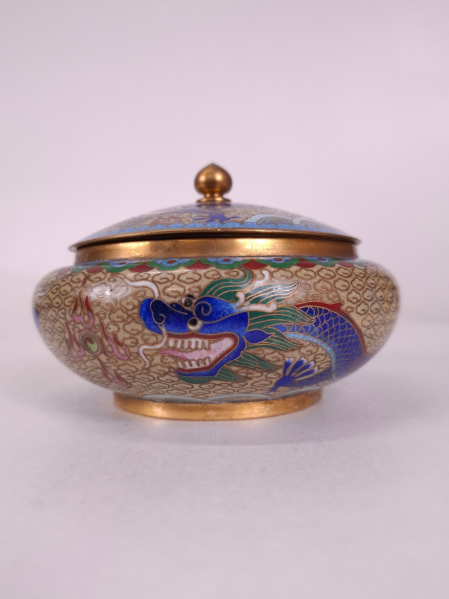 Bonbonnière chinoise en cloisonné à décor de dragons impériaux // XXe siècle