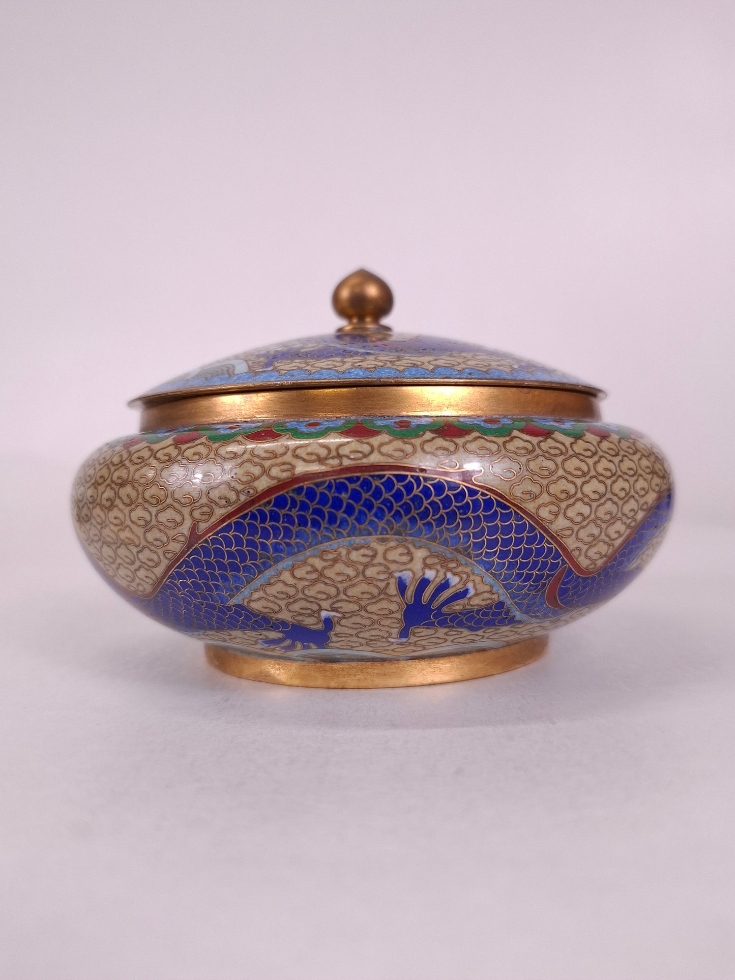 Bonbonnière chinoise en cloisonné à décor de dragons impériaux // XXe siècle