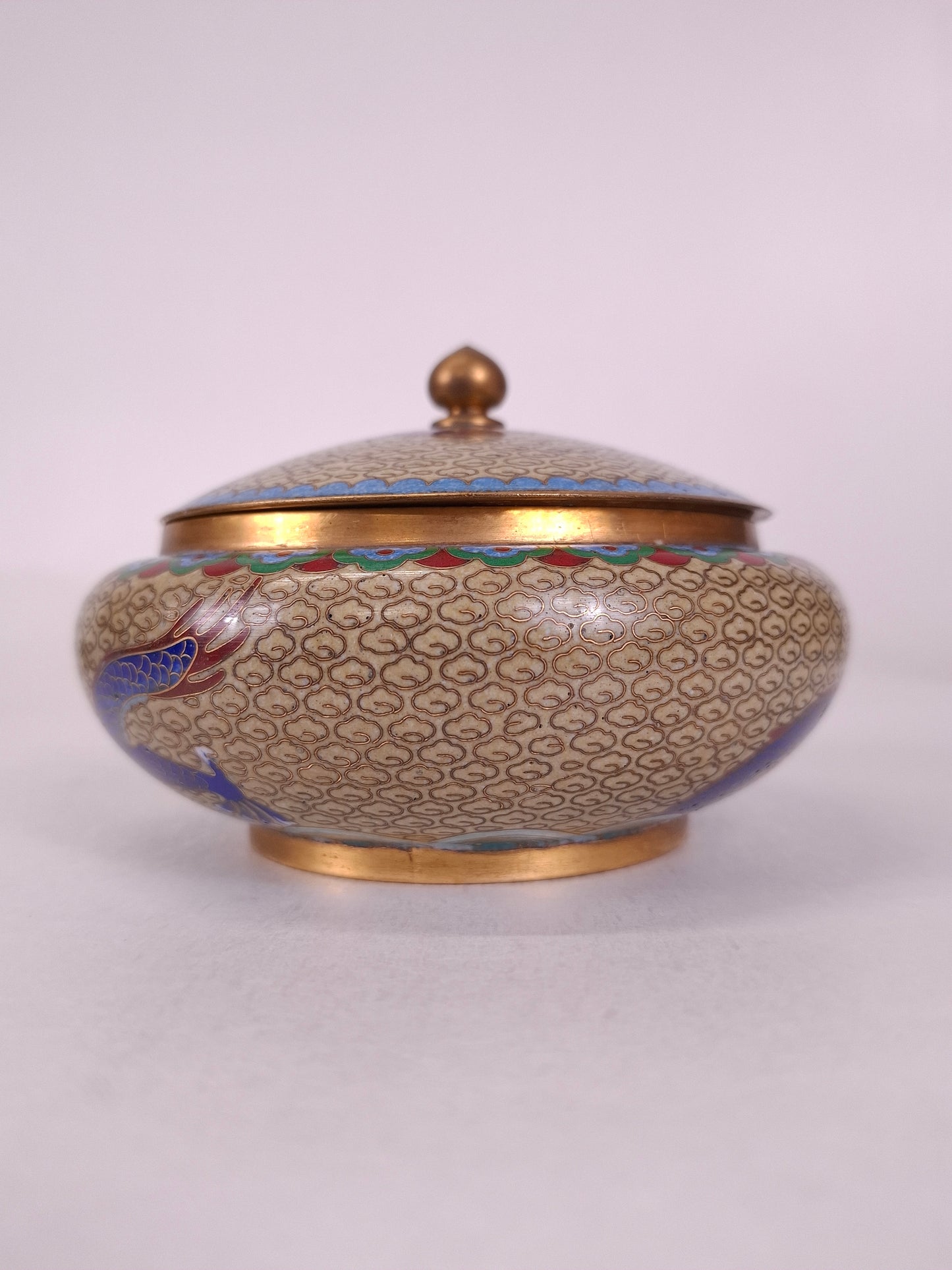 Bonbonnière chinoise en cloisonné à décor de dragons impériaux // XXe siècle
