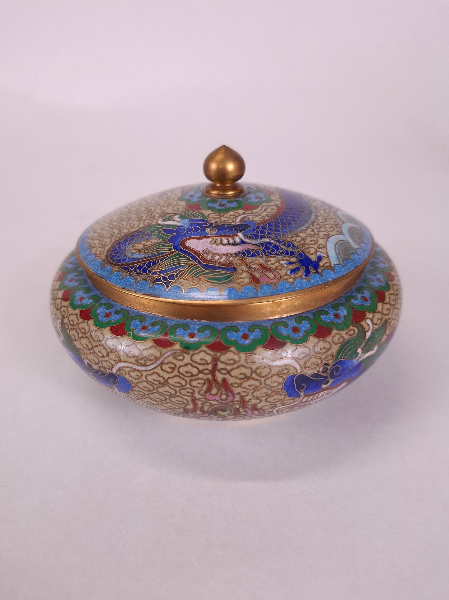 Bonbonnière chinoise en cloisonné à décor de dragons impériaux // XXe siècle