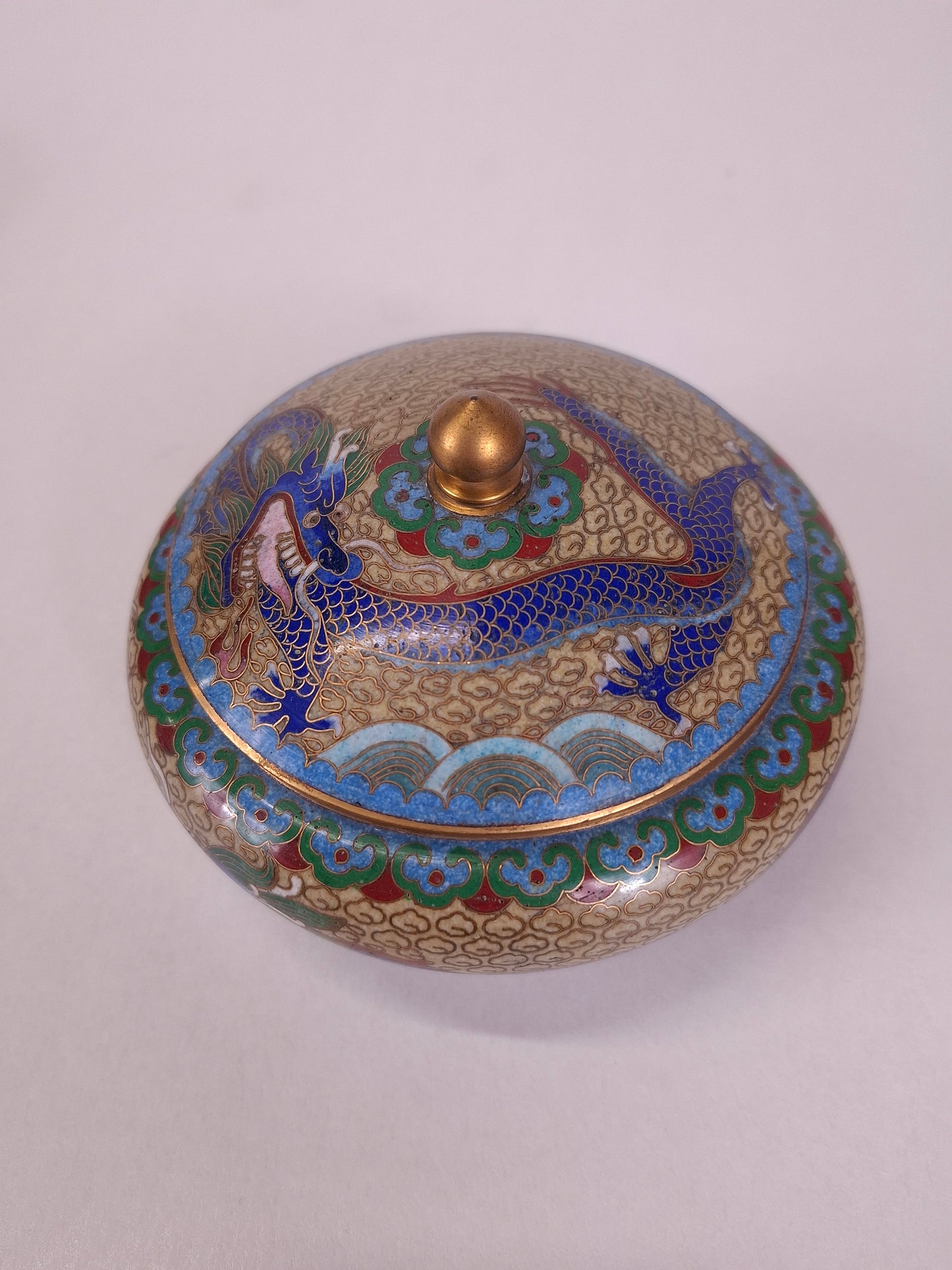 Bonbonnière chinoise en cloisonné à décor de dragons impériaux // XXe siècle