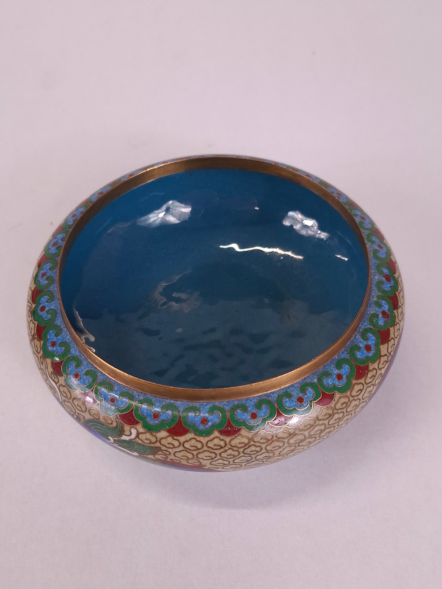 Bonbonnière chinoise en cloisonné à décor de dragons impériaux // XXe siècle