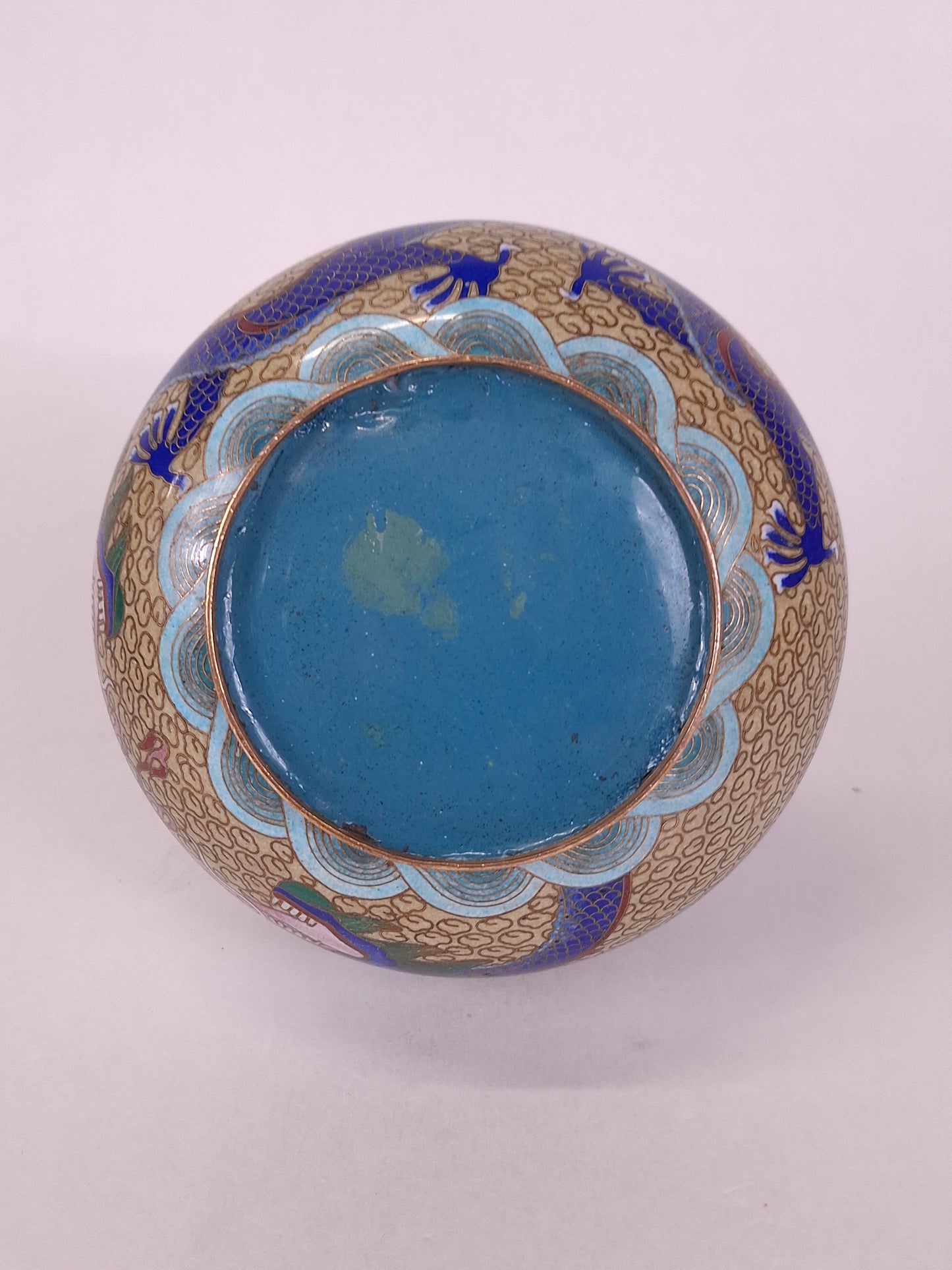 Bonbonnière chinoise en cloisonné à décor de dragons impériaux // XXe siècle