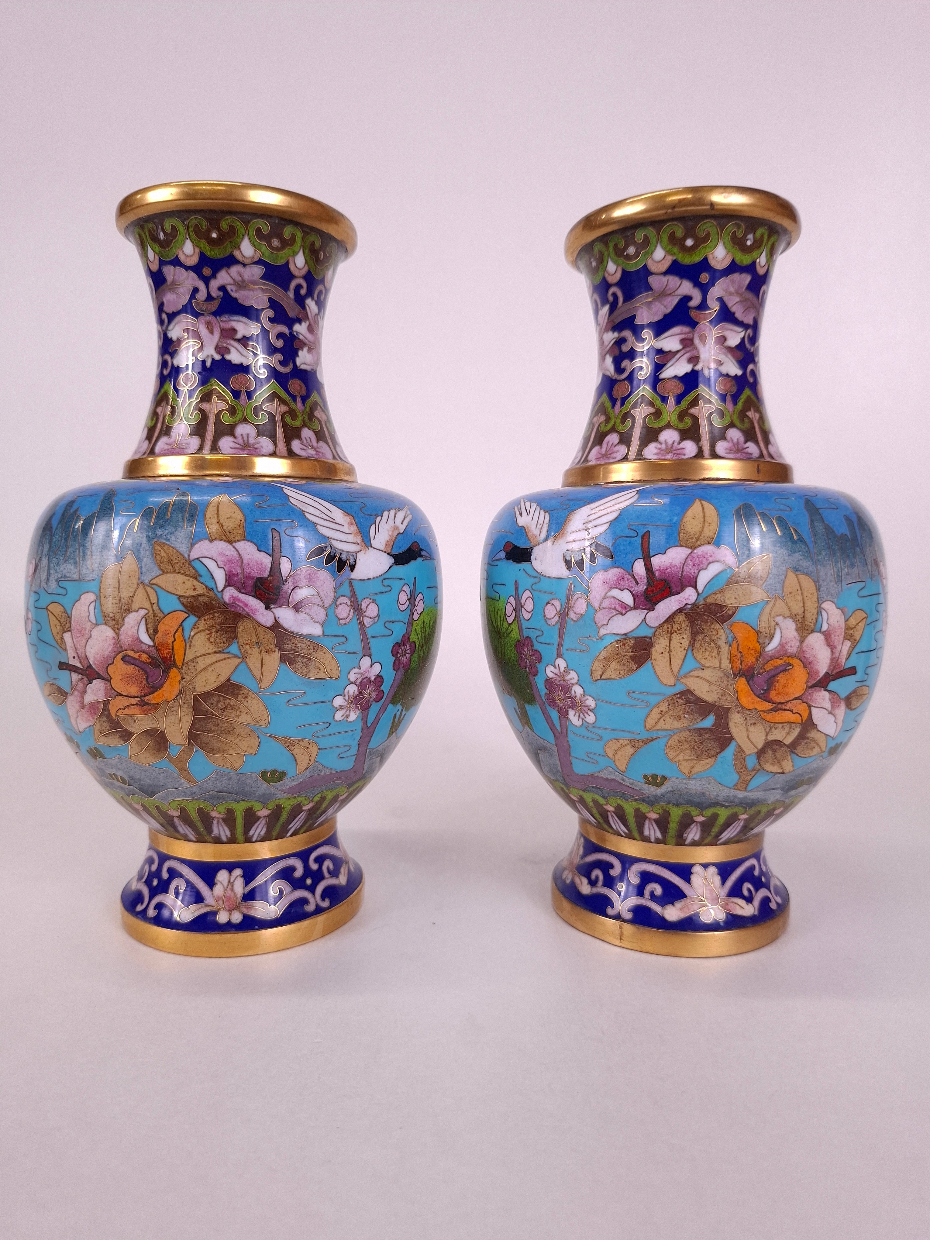 一对中国景泰蓝瓶，饰有仙鹤和花卉图案// 20世纪– Diddenantiques