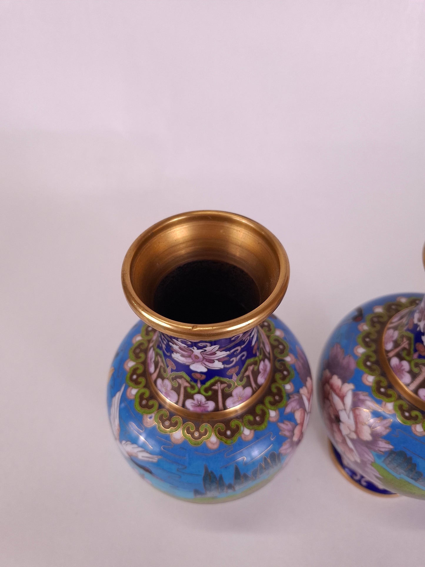一对中国景泰蓝瓶，饰有仙鹤和花卉图案 // 20世纪