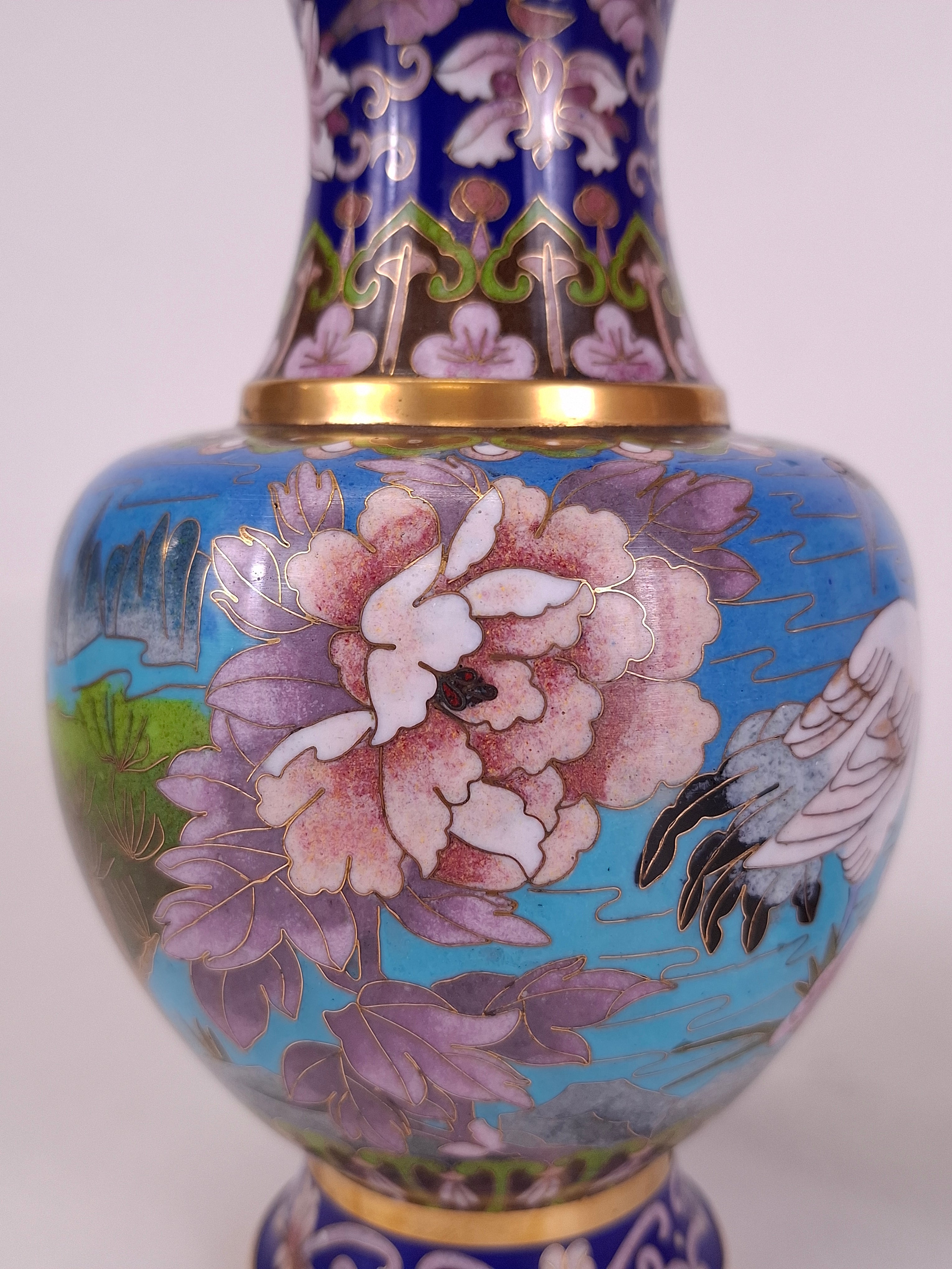 一对中国景泰蓝瓶，饰有仙鹤和花卉图案// 20世纪– Diddenantiques