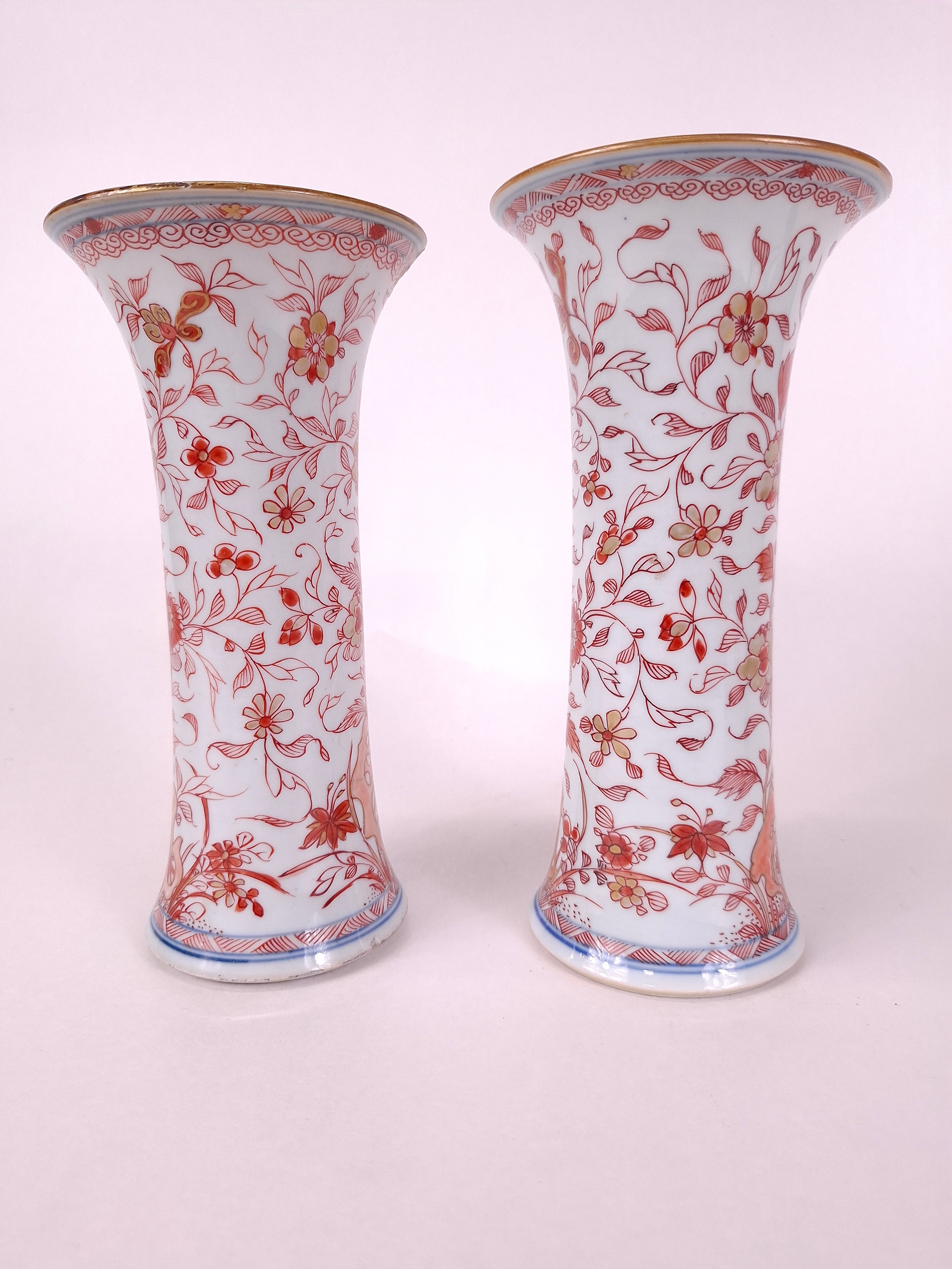 中国铁红伊万里花瓶一对// 清康熙时期- 18世纪– Diddenantiques