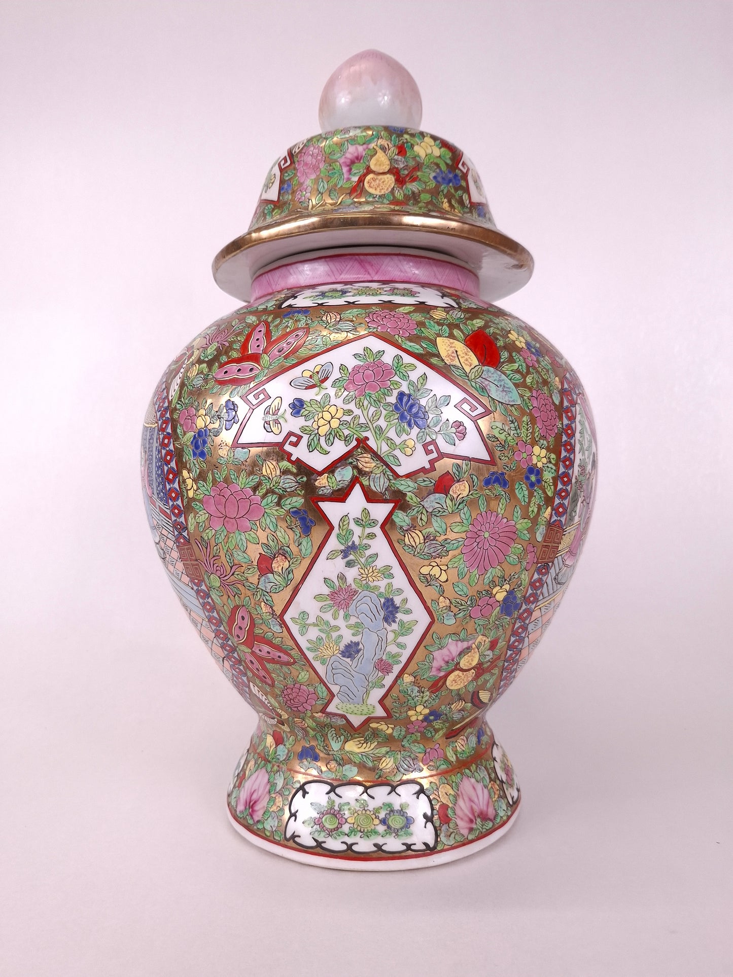 Chinese famille rose temple vase decorated with garden scenes // 20th century
