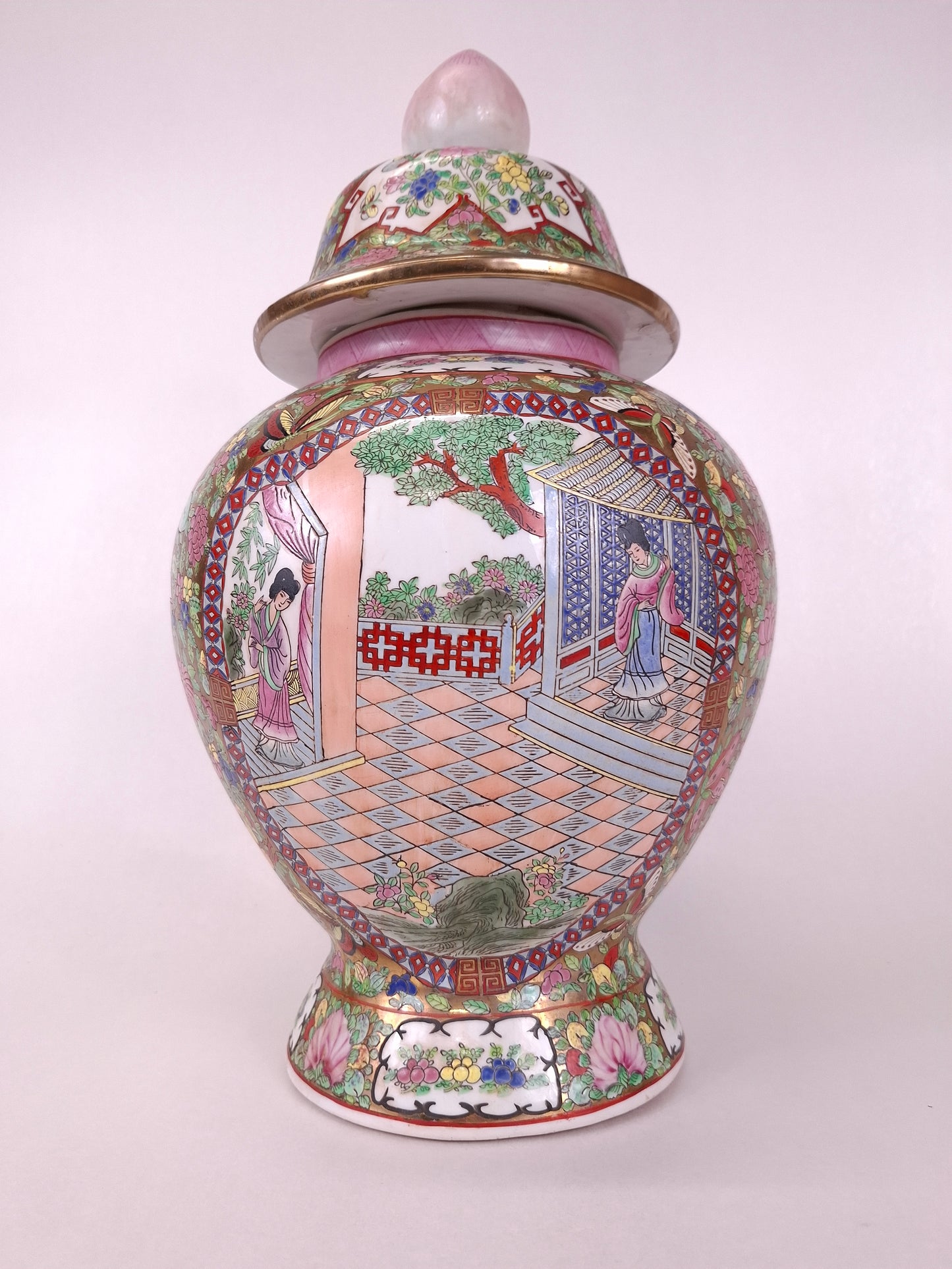 Chinese famille rose temple vase decorated with garden scenes // 20th century