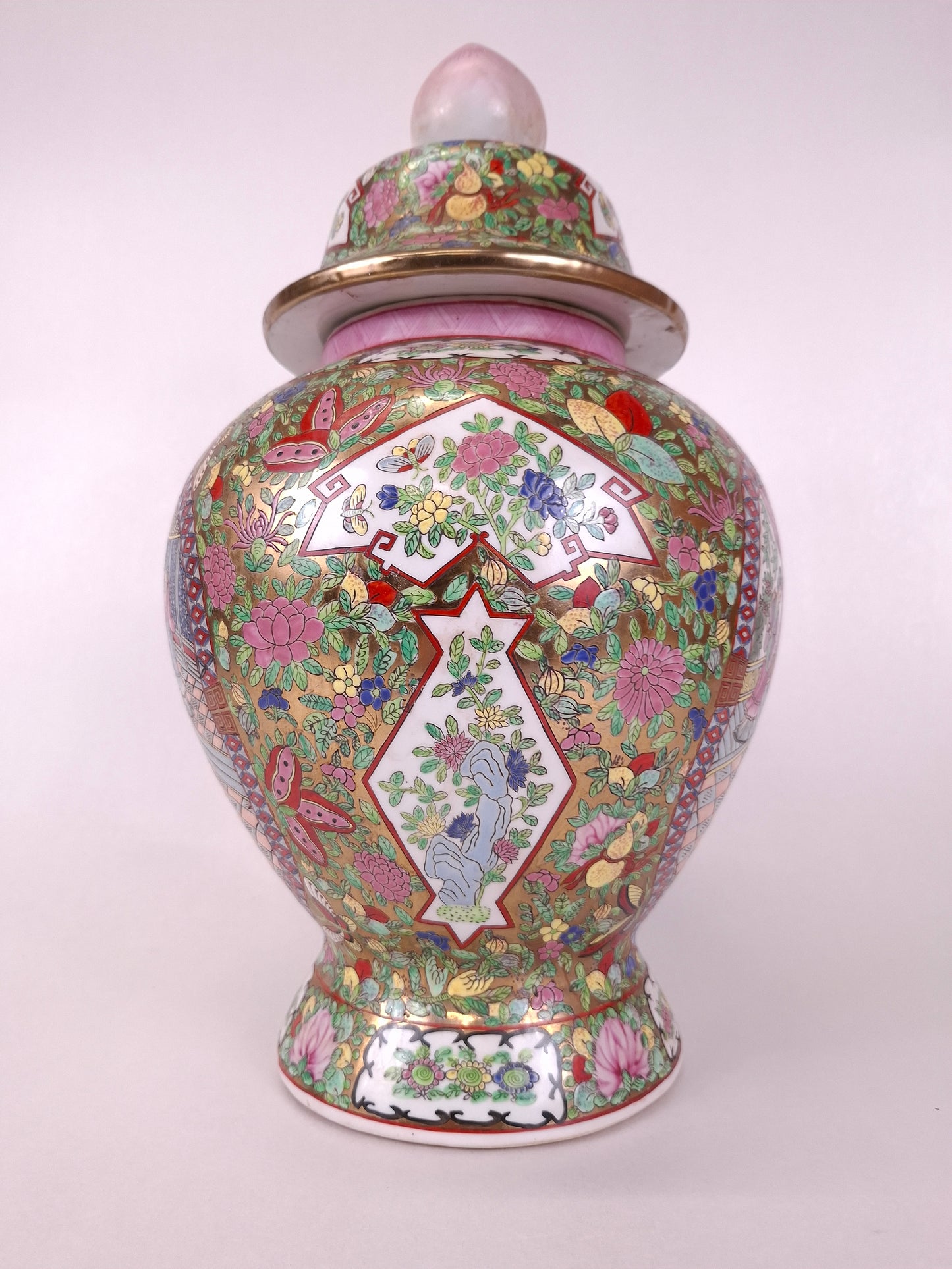 Chinese famille rose temple vase decorated with garden scenes // 20th century