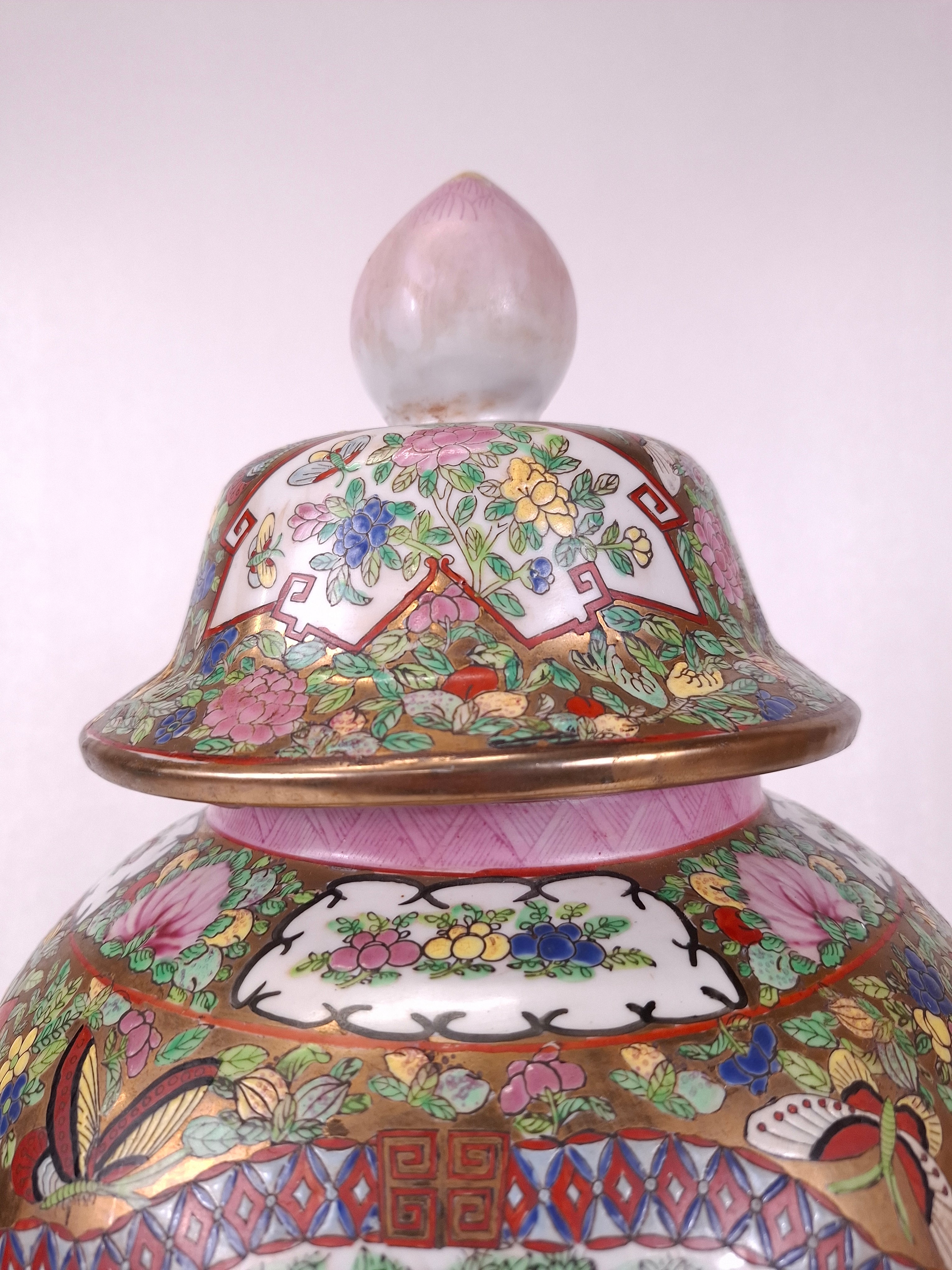 二十世纪粉彩庭院图纹庙宇瓶– Diddenantiques