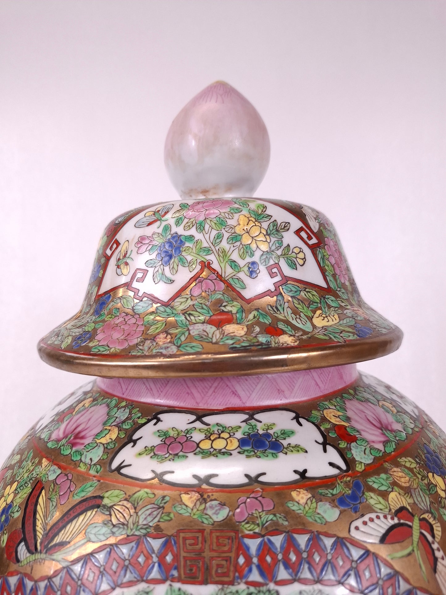 Chinese famille rose temple vase decorated with garden scenes // 20th century