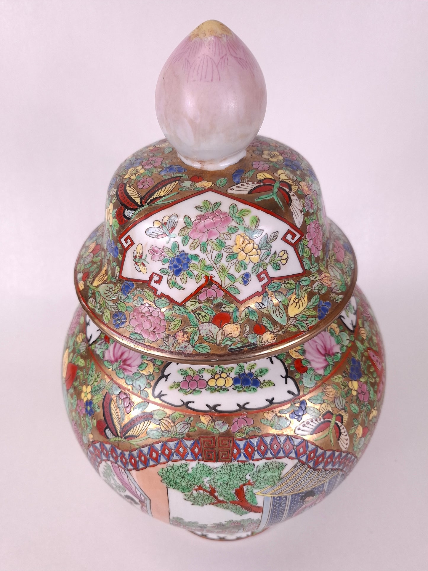Chinese famille rose temple vase decorated with garden scenes // 20th century